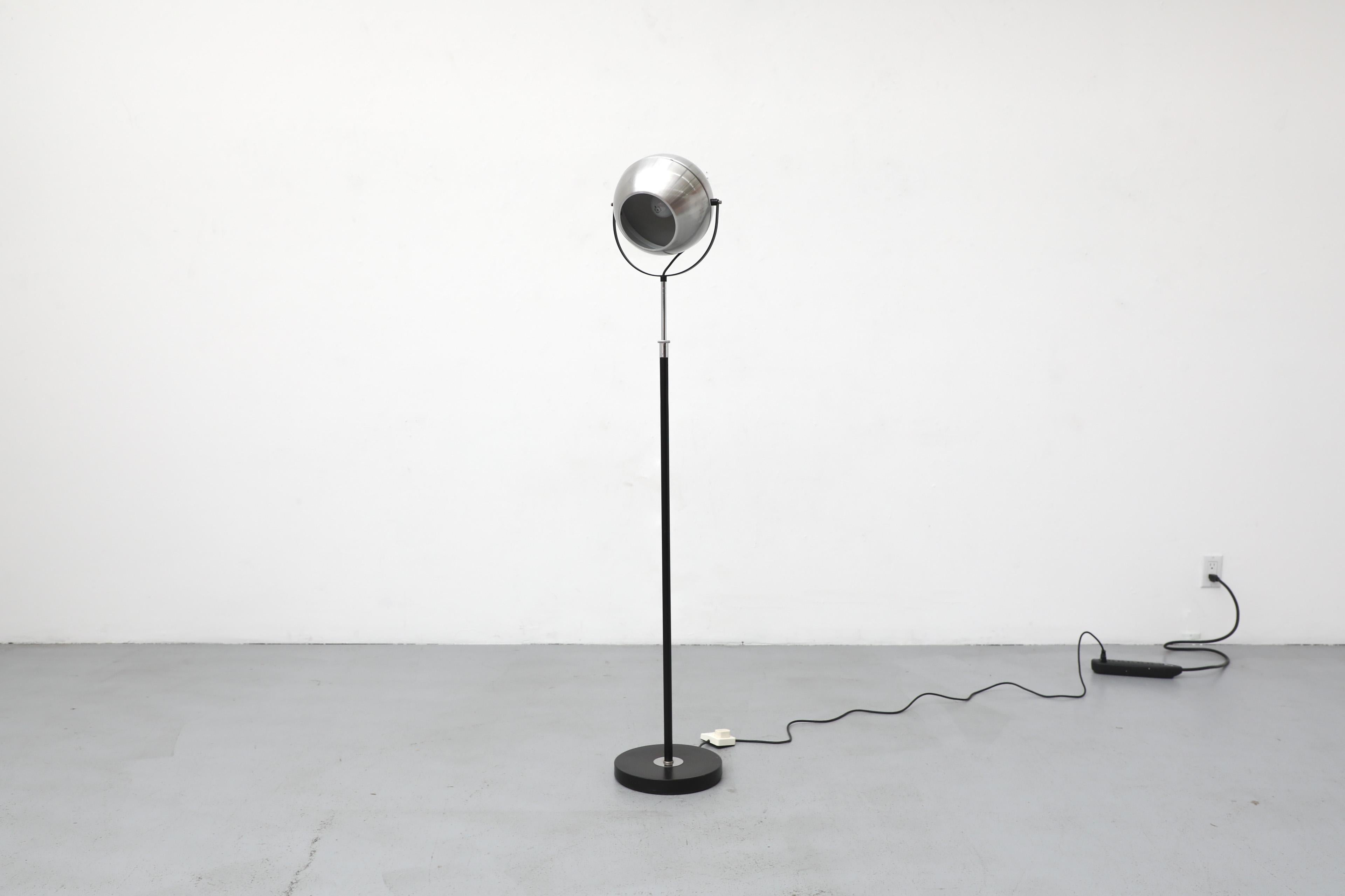 Émaillé Lampe sur pied à globe extensible Dijkstra du milieu du siècle en chrome et noir en vente