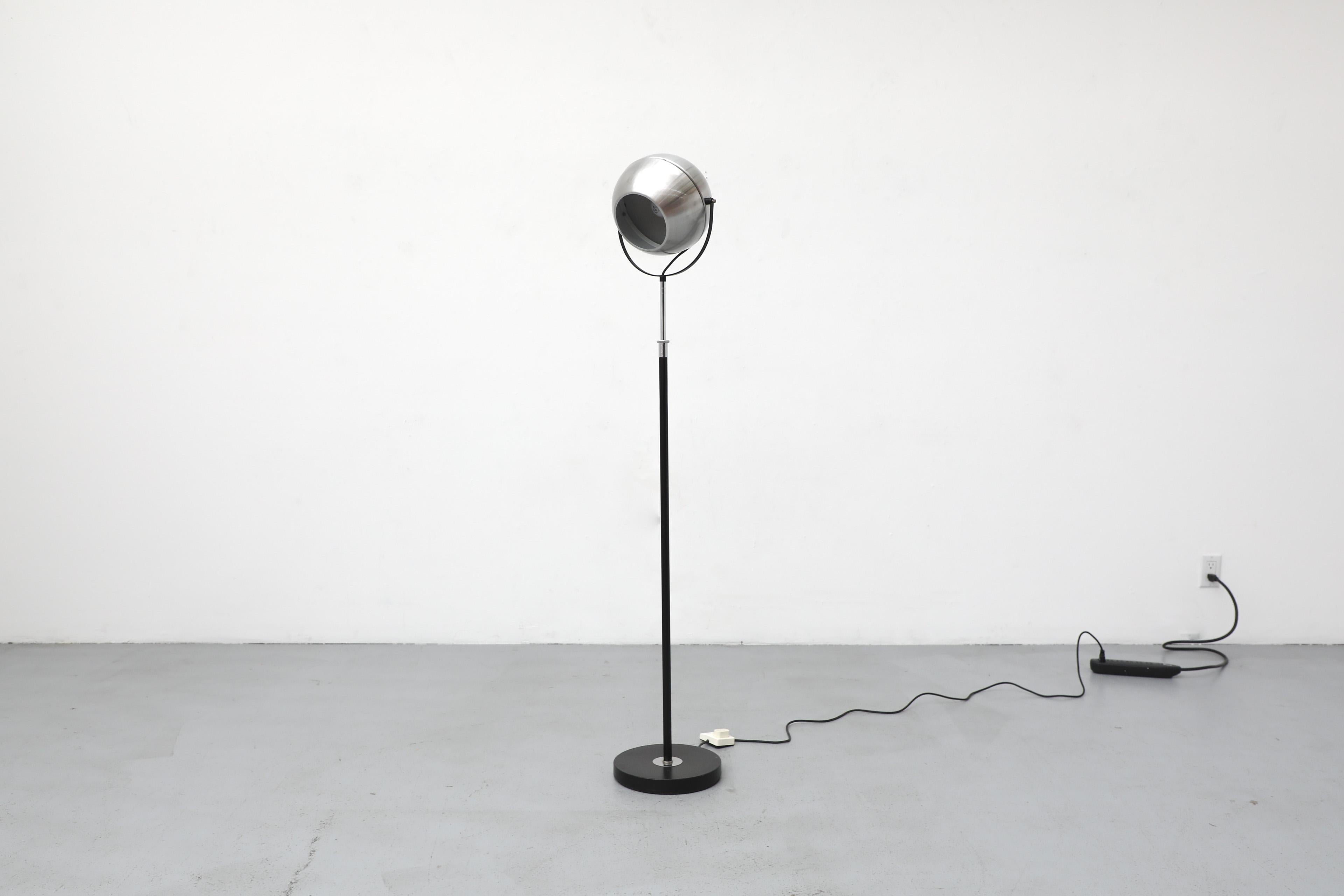 Lampe sur pied à globe extensible Dijkstra du milieu du siècle en chrome et noir Bon état - En vente à Los Angeles, CA