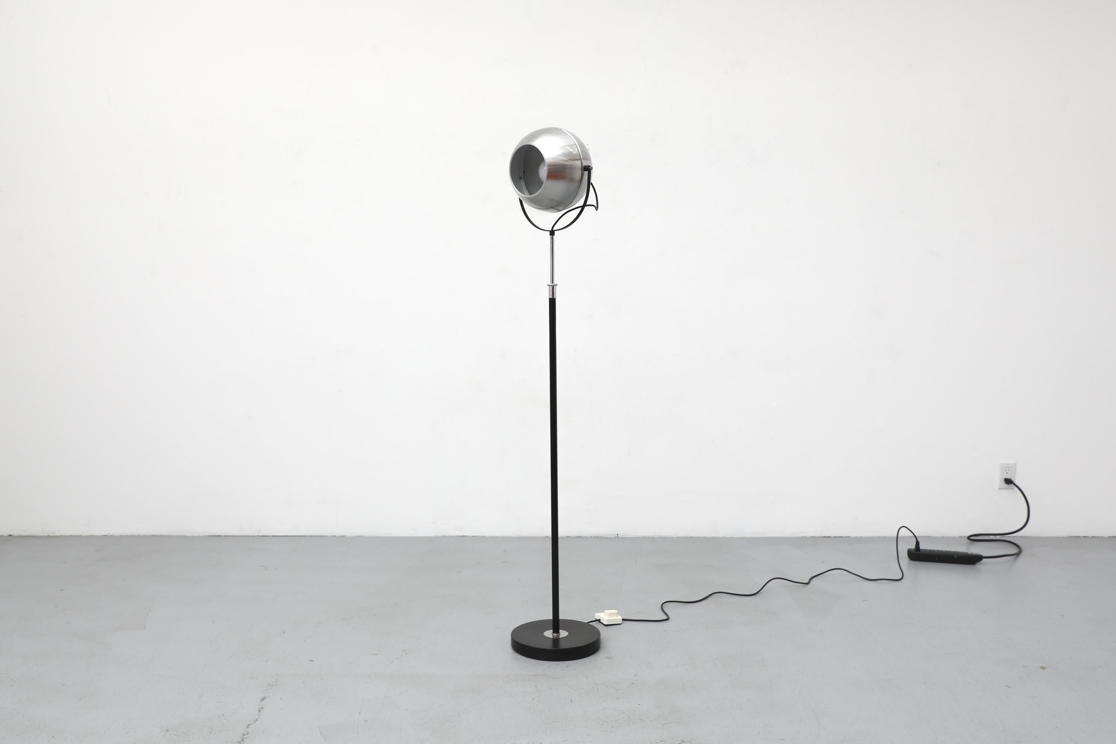 Métal Lampe sur pied à globe extensible Dijkstra du milieu du siècle en chrome et noir en vente