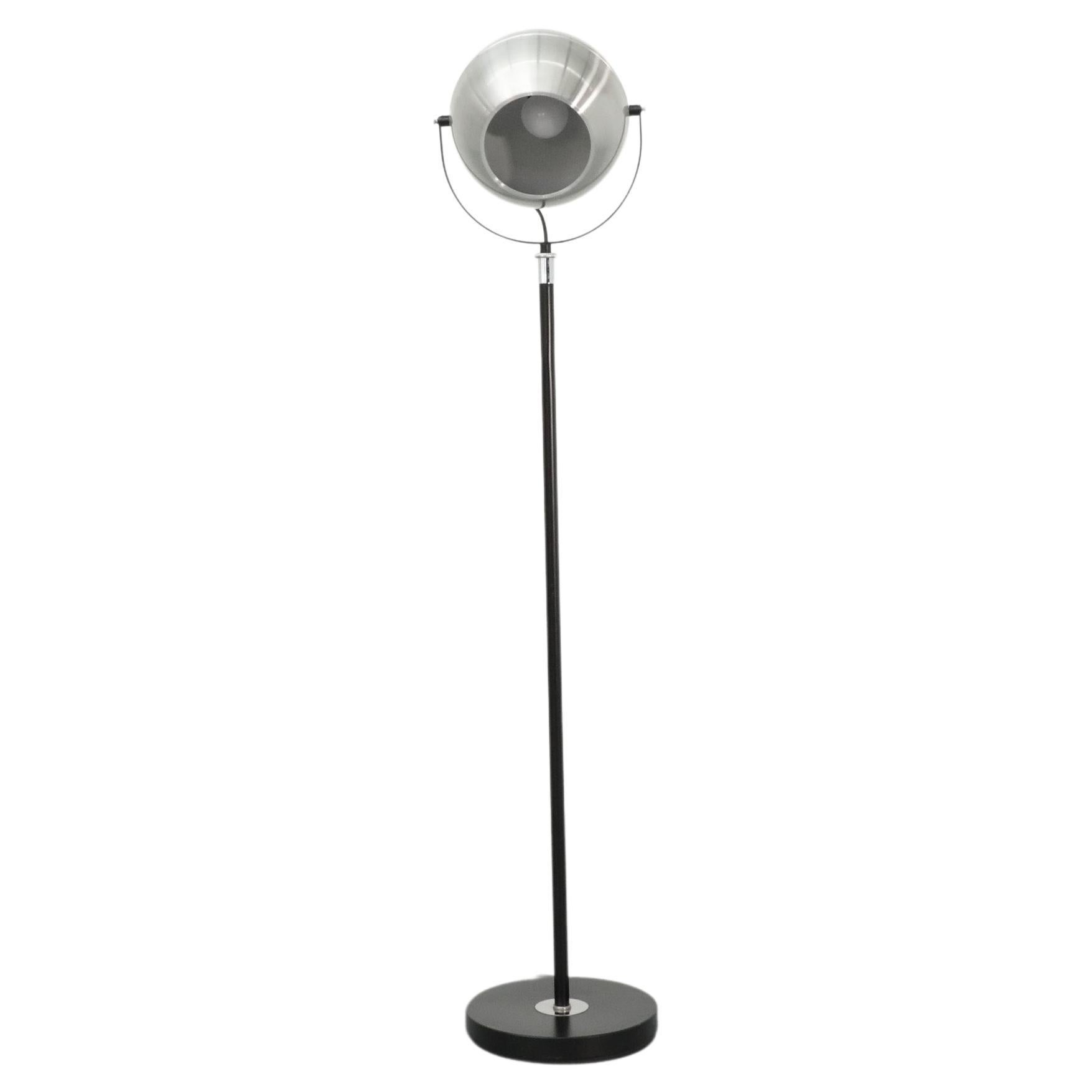 Lampadaire sur pied du milieu du siècle dernier, des années 1960, par le fabricant néerlandais de luminaires d'après-guerre Dijkstra. La lampe est dotée d'un globe chromé réglable et d'une base et d'une quincaillerie en métal émaillé noir. Peut être