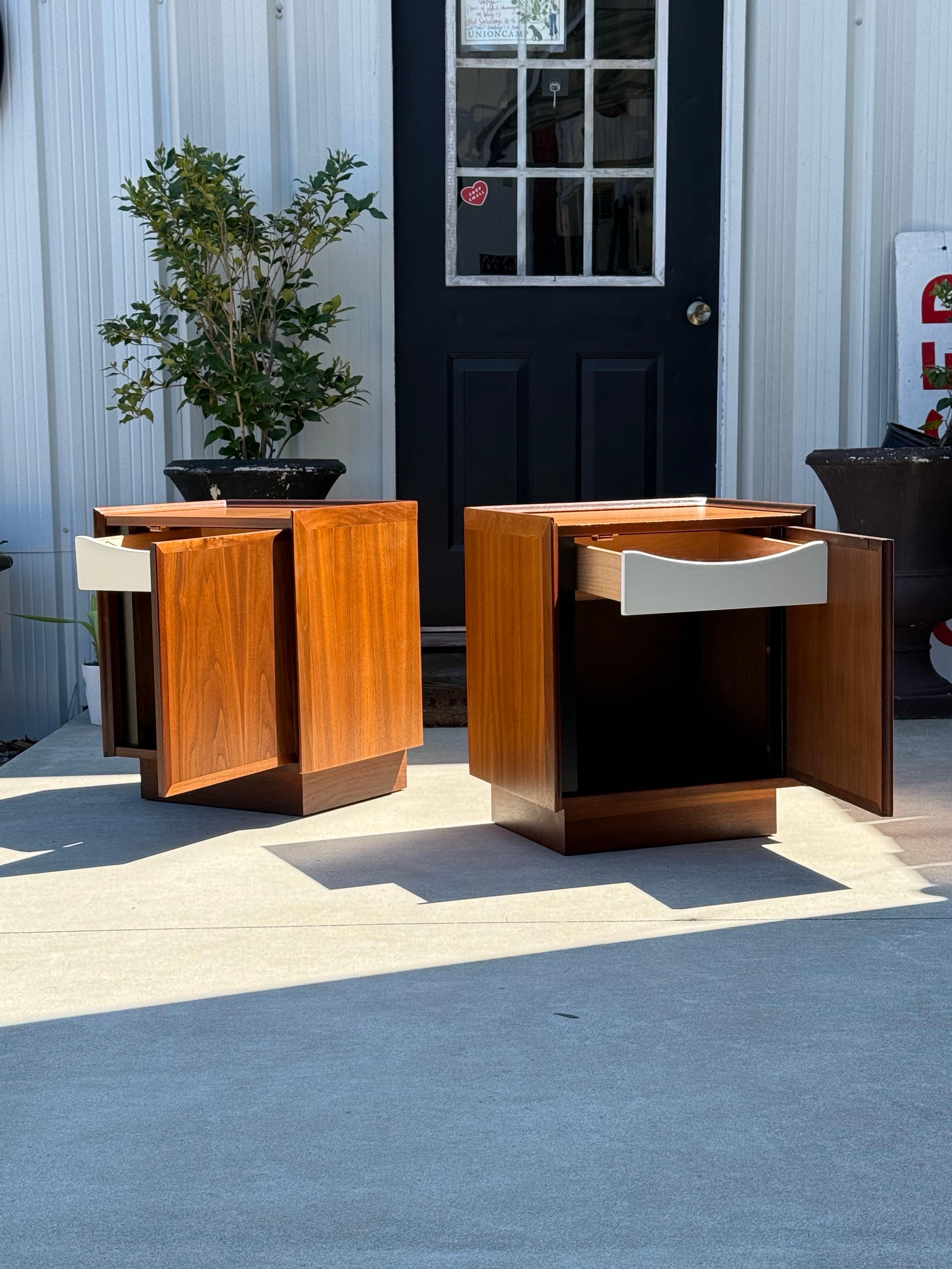 Mid-Century Dillingham 'Espirit' Nachttische - ein Paar im Zustand „Gut“ in Raleigh, NC