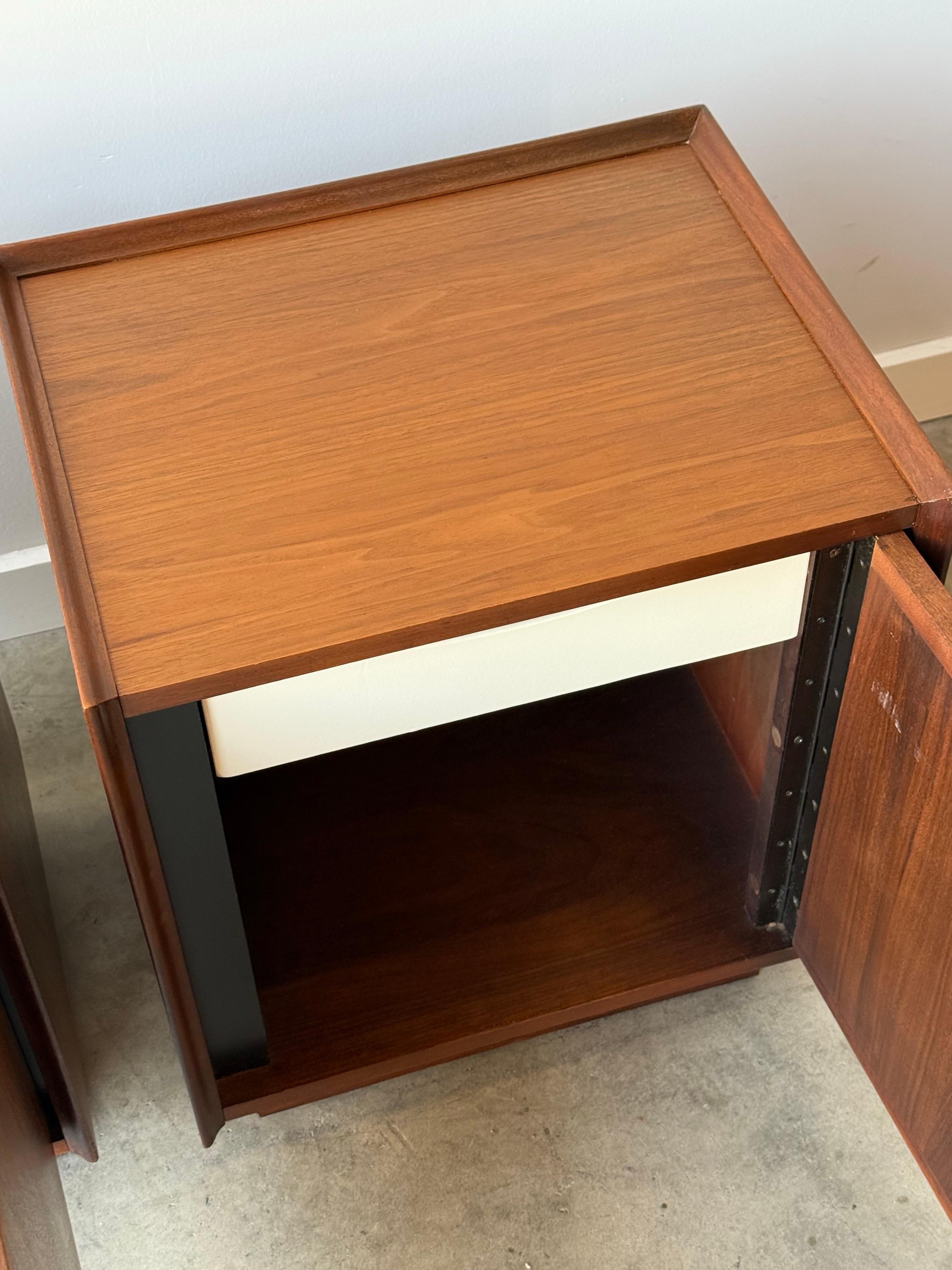 Mid-Century Dillingham 'Espirit' Nachttische - ein Paar (Holz)
