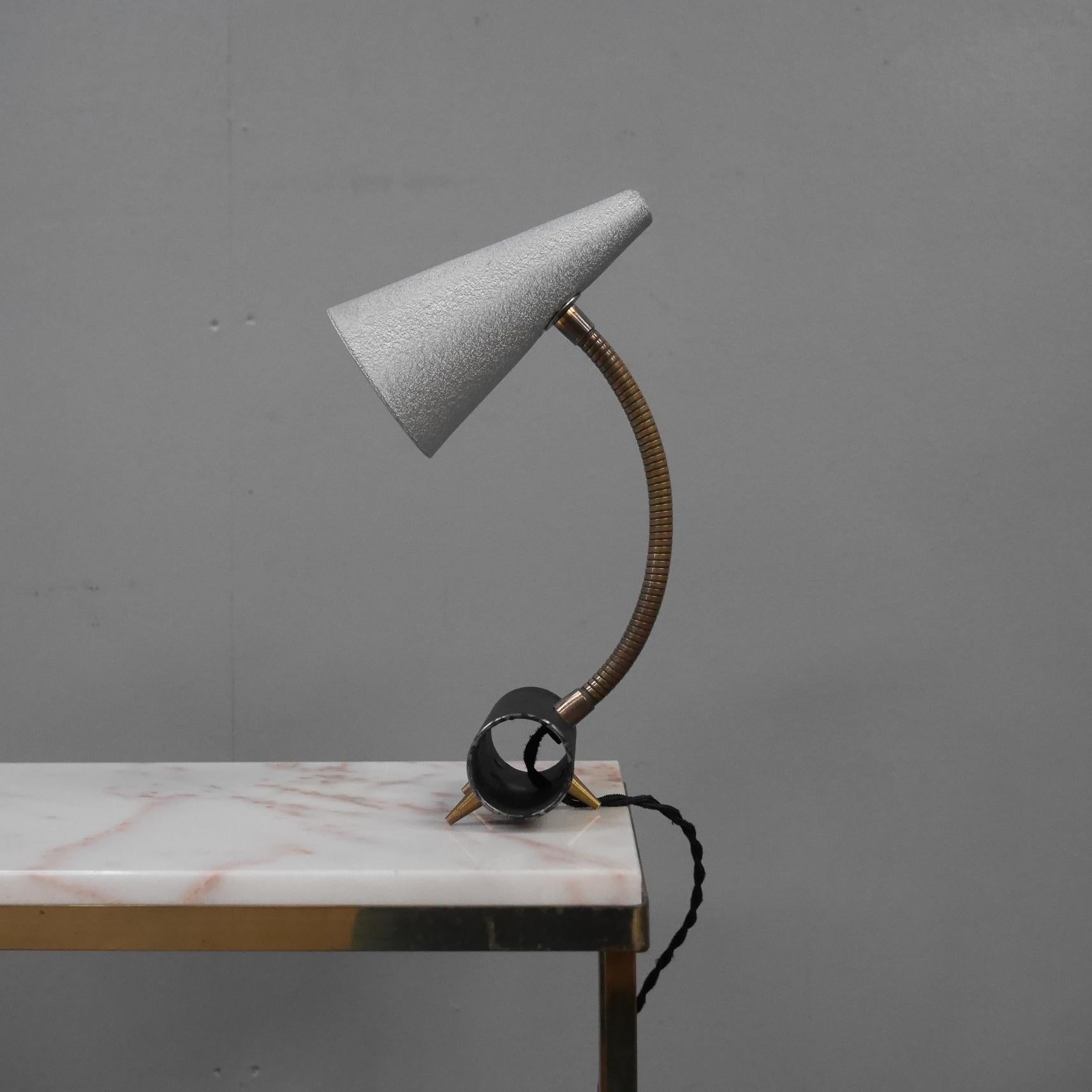 Peint Petite lampe de table italienne du milieu du siècle dernier en vente