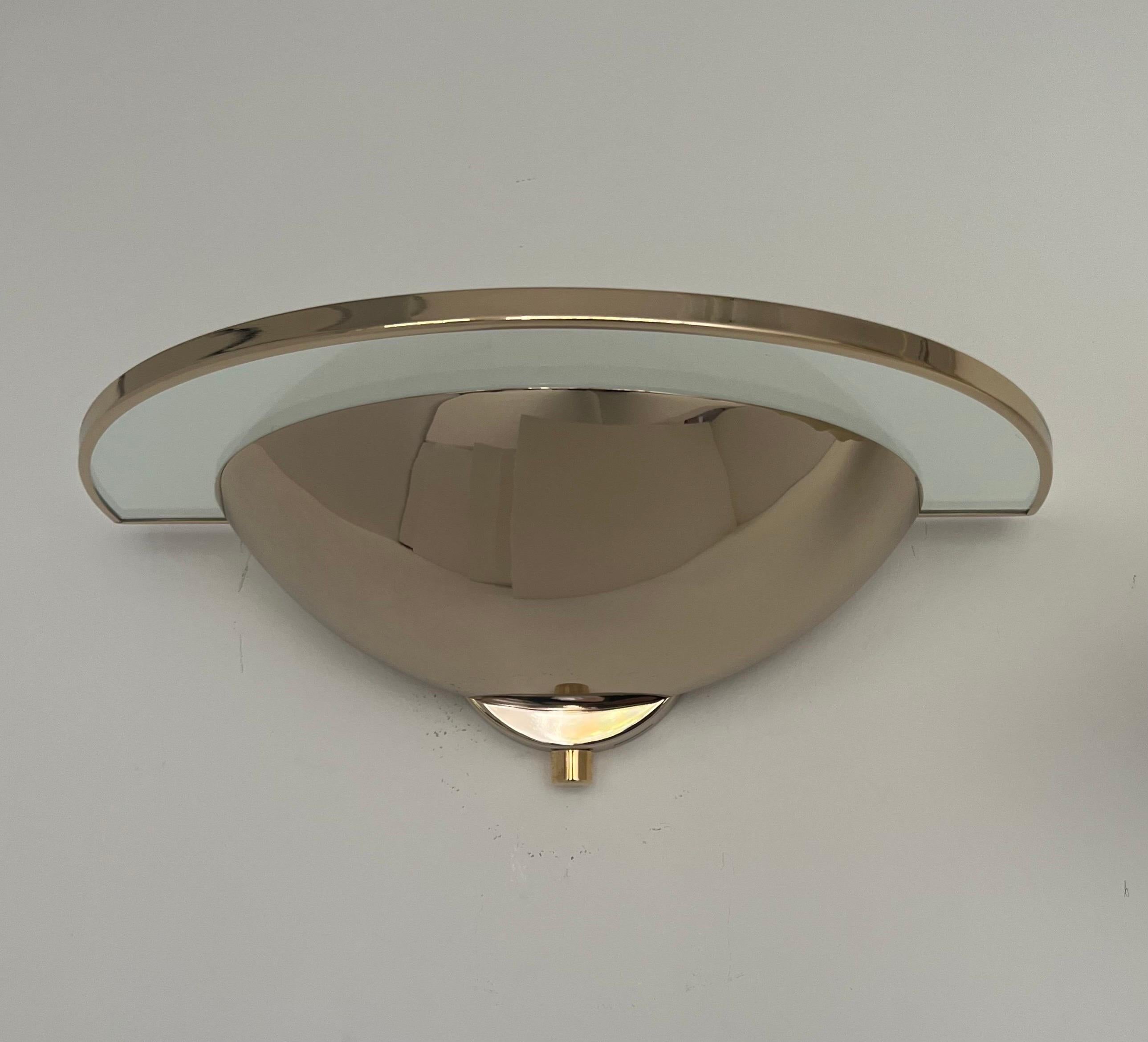 Wunderschöne postmoderne dimmbare Wandleuchten aus Goldmetall und Glas von Leonardo Marelli für Estiluz. Modell: A-1094 Vergoldet.
Diese Lampen wurden in den 1980er Jahren von Estiluz in Barcelona (Spanien) entworfen und hergestellt. Der Zustand ist