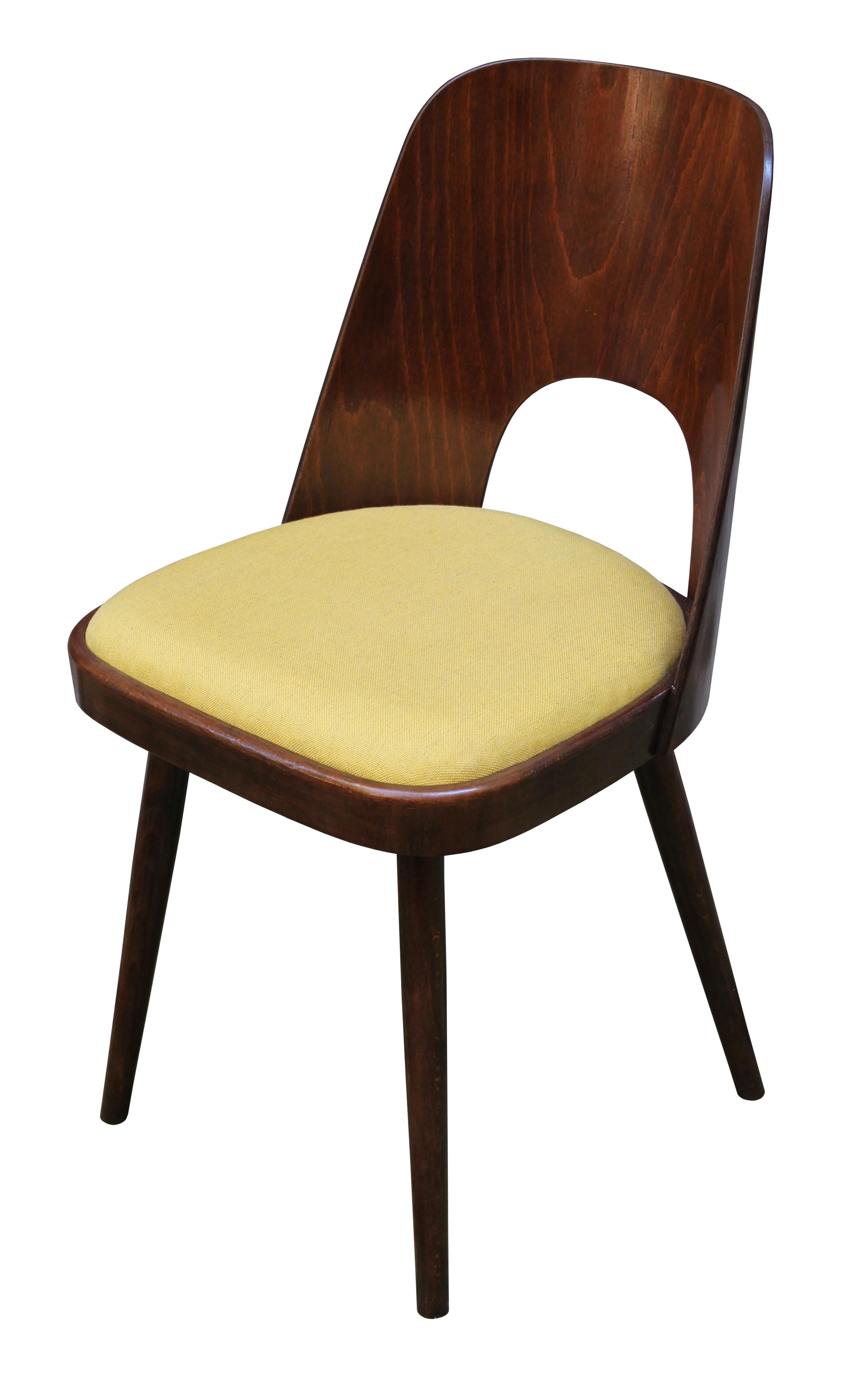 Oswald Haerdtl, einer der einflussreichsten österreichischen Architekten des 20. Jahrhunderts, entwarf diesen ikonischen Stuhl im Jahr 1955 mit der schlichten Bezeichnung 