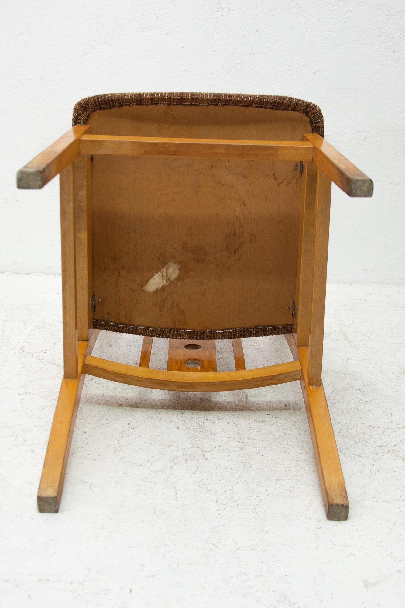Satz von vier gepolsterten Esszimmerstühlen, hergestellt in der ehemaligen Tschechoslowakei in den 1960er Jahren. Die Stühle sind aus Buchenholz gefertigt. Sehr interessante Formgebung. Die Polsterung und das Holz sind in gutem Vintage-Zustand, mit