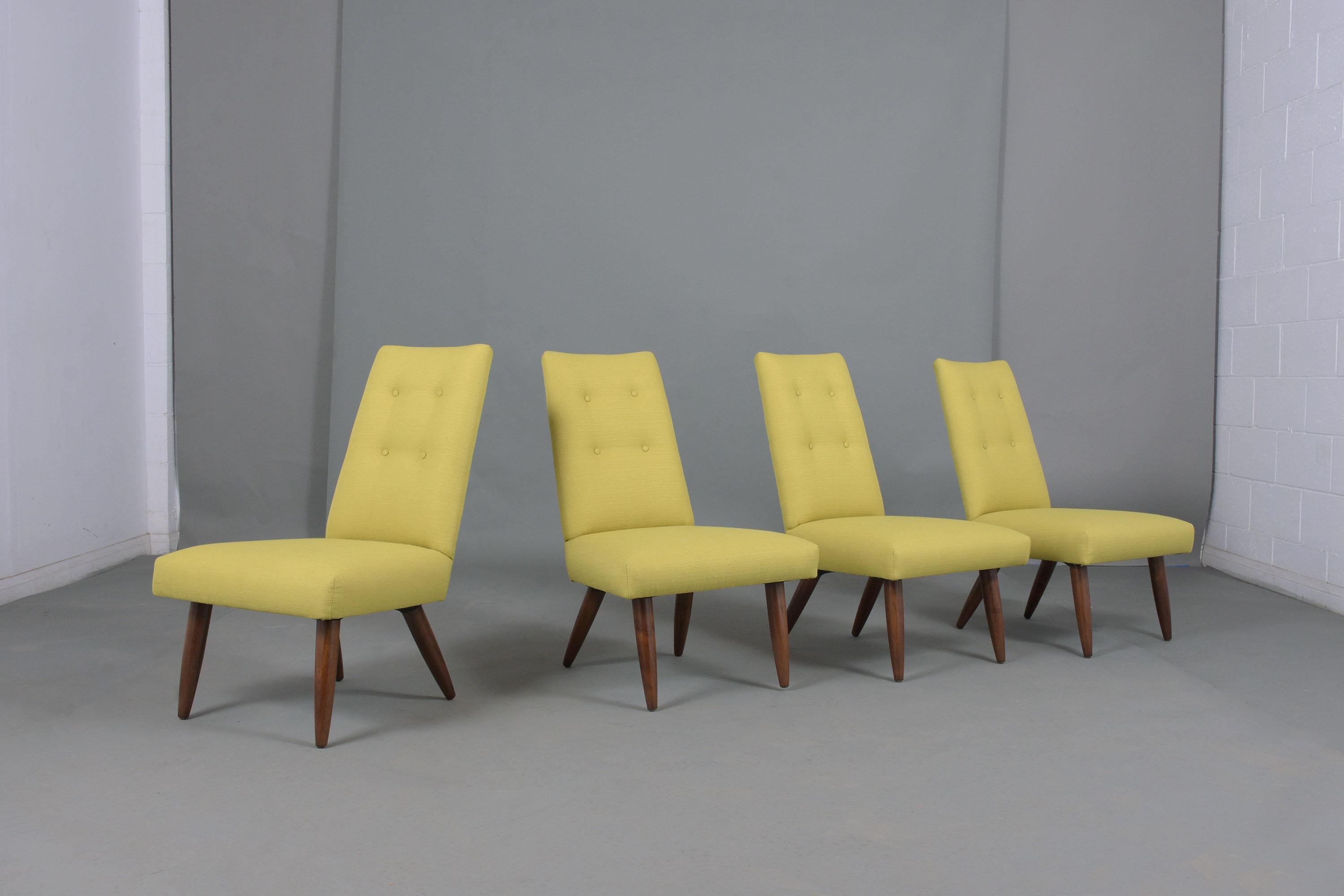 Satz von vier modernen dänischen gepolsterten Esszimmerstühlen (Moderne der Mitte des Jahrhunderts) im Angebot
