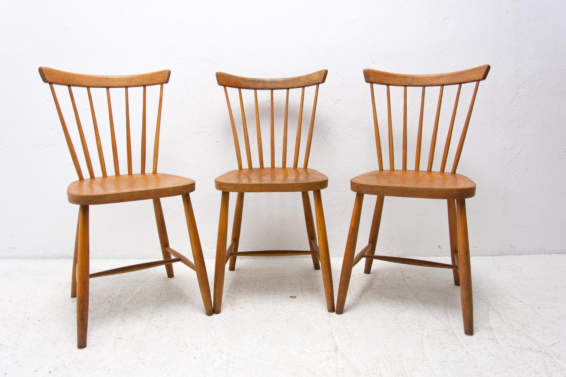 Czechoslovak dining chairs, 1960´s, designed by Antonin Šuman and produced by Tatra nabytok Pravenec. Very interesting shaping. In good Vintage condition, showing signs of age and using. Price is for the set of 3.

Dimensions:

Height: 82
