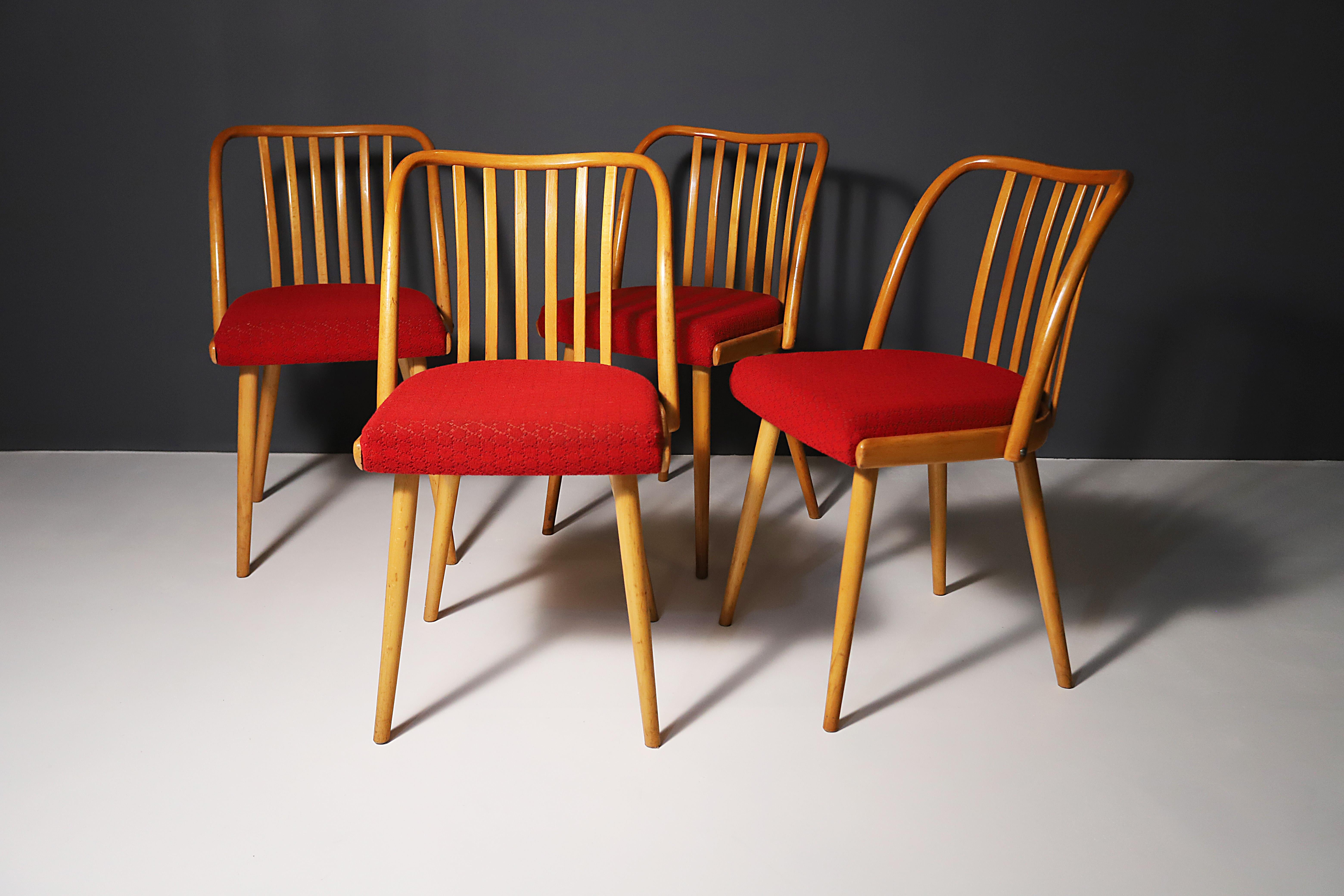 Ces chaises de salle à manger ont été fabriquées dans l'ancienne Tchécoslovaquie dans les années 1960. Conçu par Antonín Šuman pour la société Tatra Nábytok. Les chaises sont fabriquées en bois de hêtre. Une mise en forme très intéressante. La