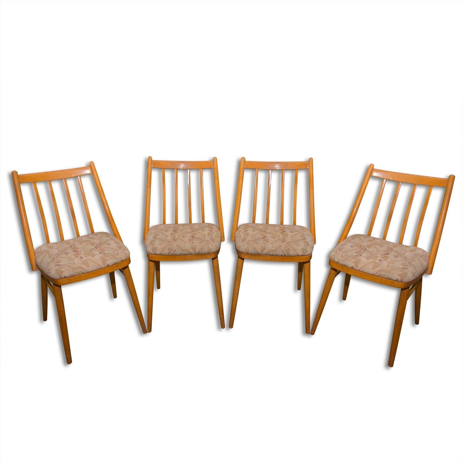 Ces chaises de salle à manger en bois courbé ont été fabriquées dans l'ancienne Tchécoslovaquie par Mier Topolcany dans les années 1960. Il a été conçu par l'architecte tchécoslovaque Antonín Šuman.
Ils sont en bon état vintage, montrent des signes