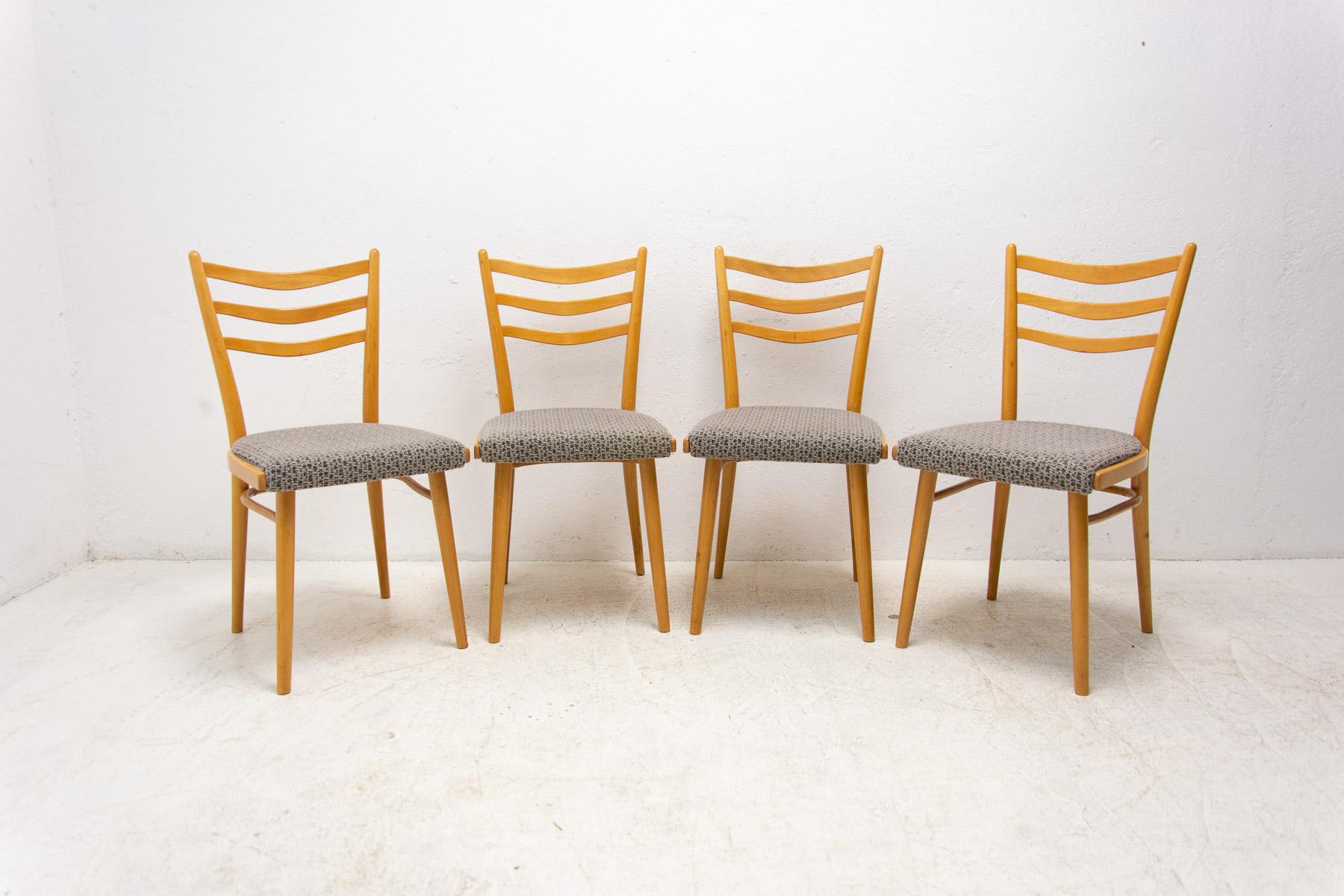 Satz von vier gepolsterten Esszimmerstühlen, hergestellt in der ehemaligen Tschechoslowakei von der Firma Jitona in den 1960er Jahren. Die Stühle sind aus Buchenholz gefertigt. Sehr interessante Formgebung. Die Polsterung und das Holz sind in gutem