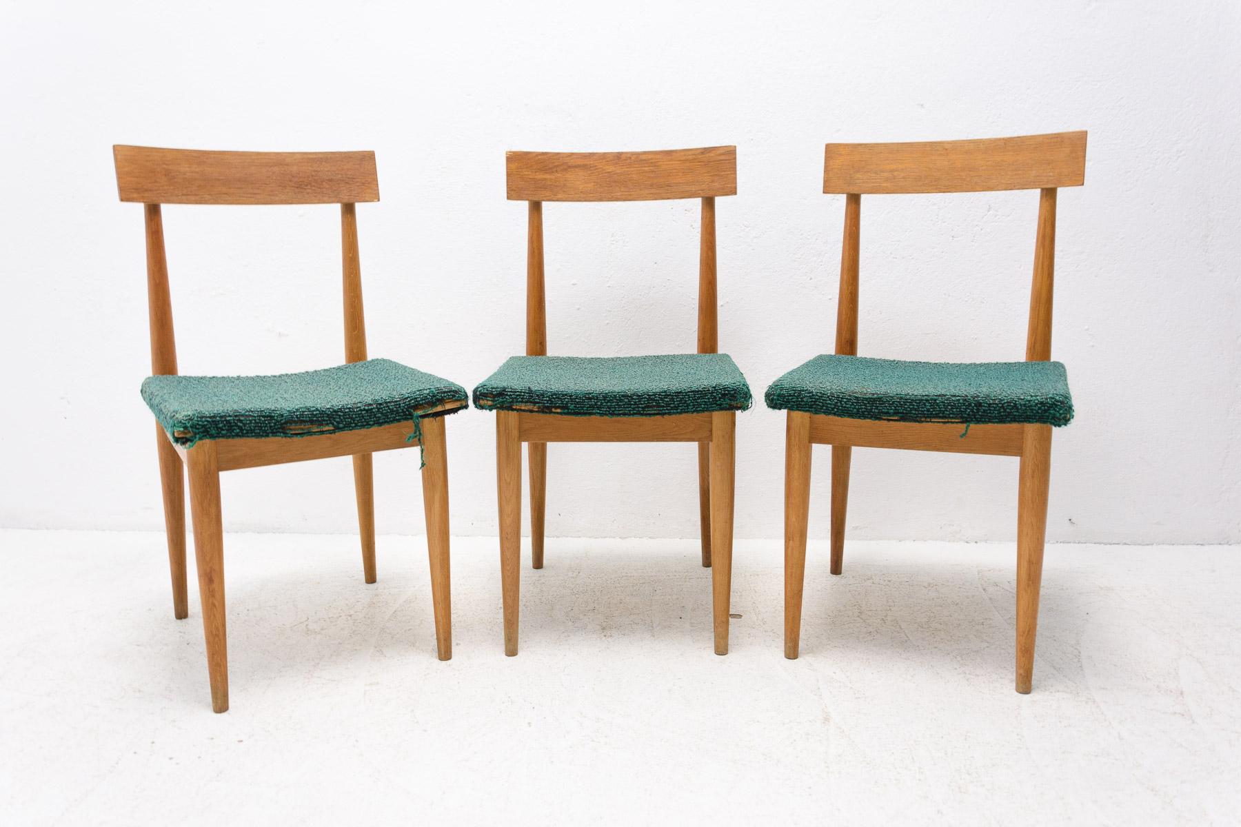 Diese gepolsterten Esszimmerstühle wurden in der ehemaligen Tschechoslowakei von der Firma JITONA in den 1970er Jahren hergestellt.
Sie sind in gutem Vintage-Zustand mit altersgemäßen Gebrauchsspuren. Buchenholz.
Sehr schönes Modell. Der Preis