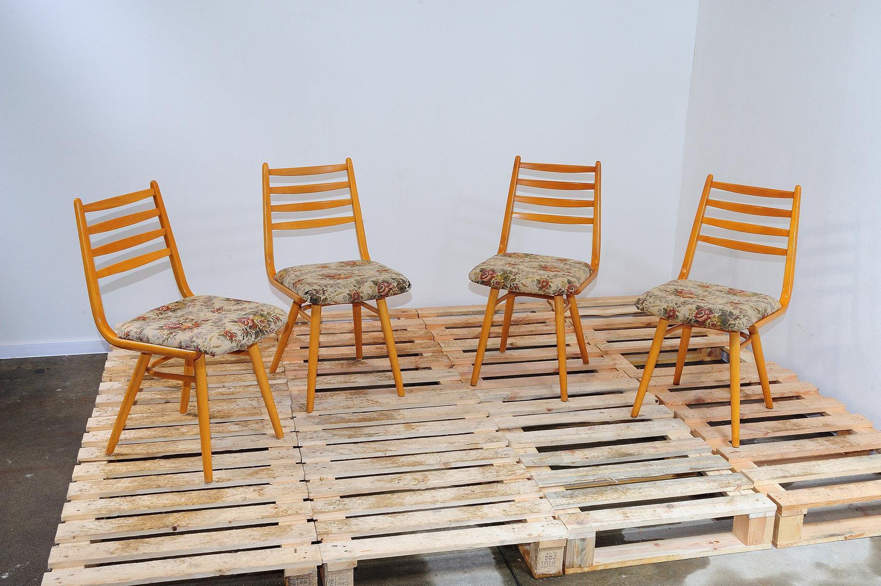 Chaises de salle à manger rembourrées du milieu du siècle, fabriquées par la société Jitona dans l'ancienne Tchécoslovaquie dans les années 1970.

Il est fabriqué en bois de hêtre courbé et en tissu avec des motifs floraux. En bon état de NO AGE,