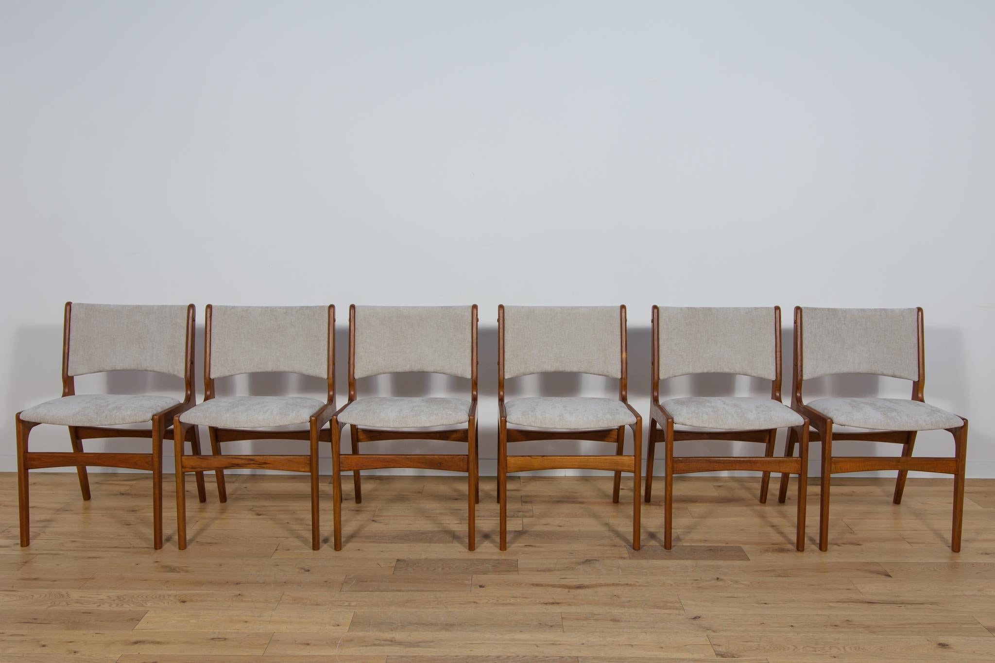 Questo set di 6 sedie da pranzo è stato progettato da Johannes Andersen negli anni Sessanta. Le sedie sono realizzate in legno massiccio di teak. Completamente restaurato. Le spugne sono state sostituite e rivestite con un tessuto color crema