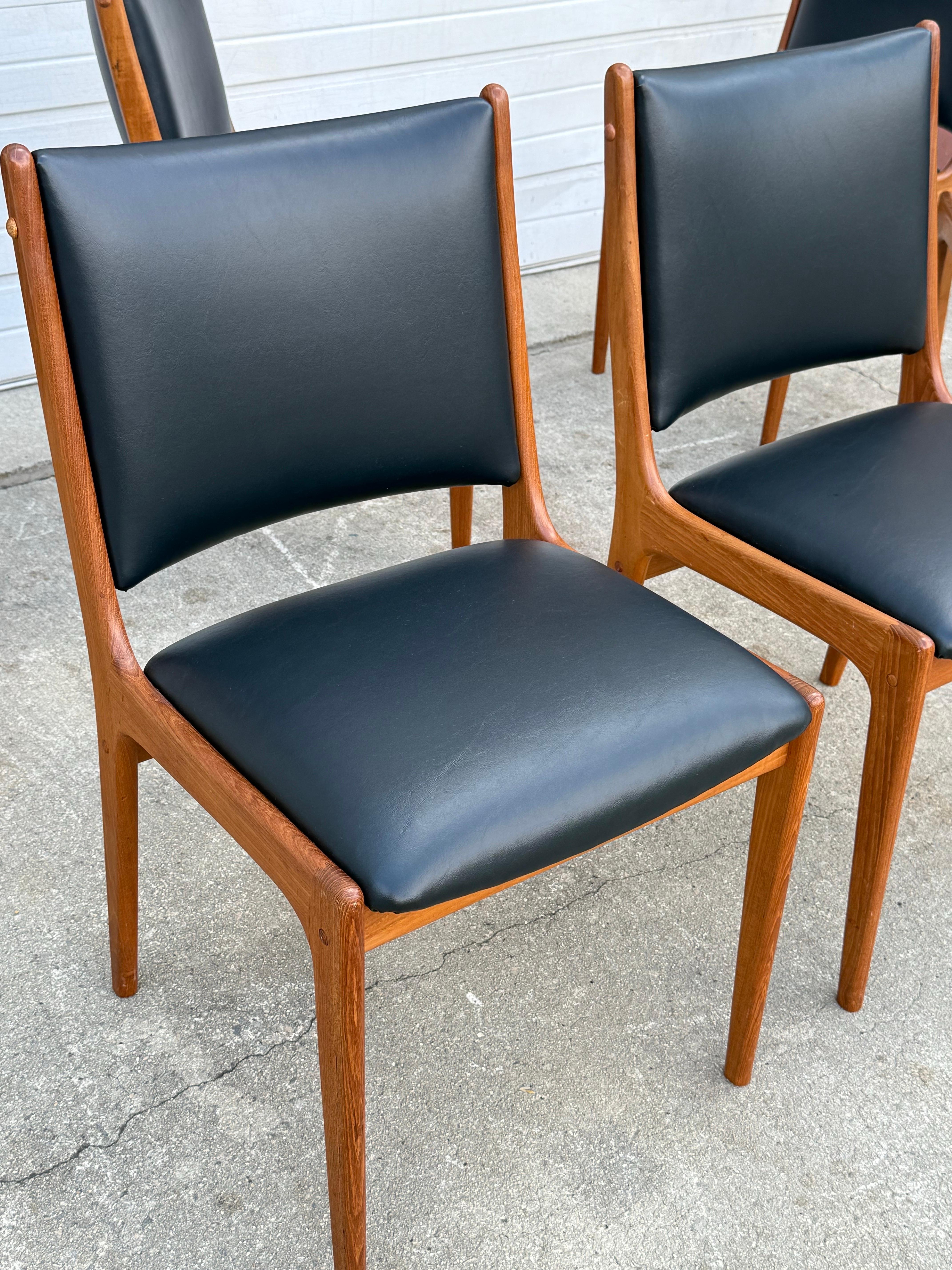 Chaises de salle à manger du milieu du siècle par Johannes Andersen - Ensemble de six en vente 3