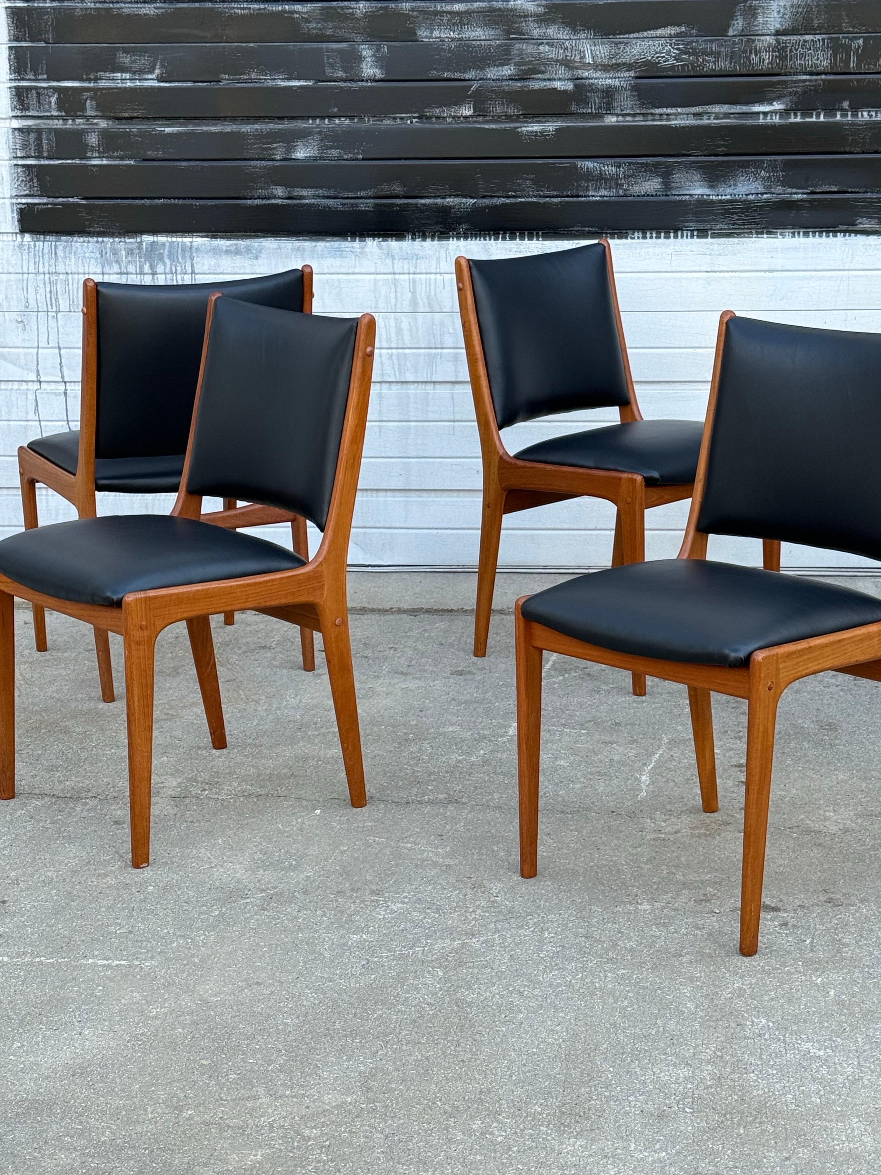 Mid-Century Modern Chaises de salle à manger du milieu du siècle par Johannes Andersen - Ensemble de six en vente