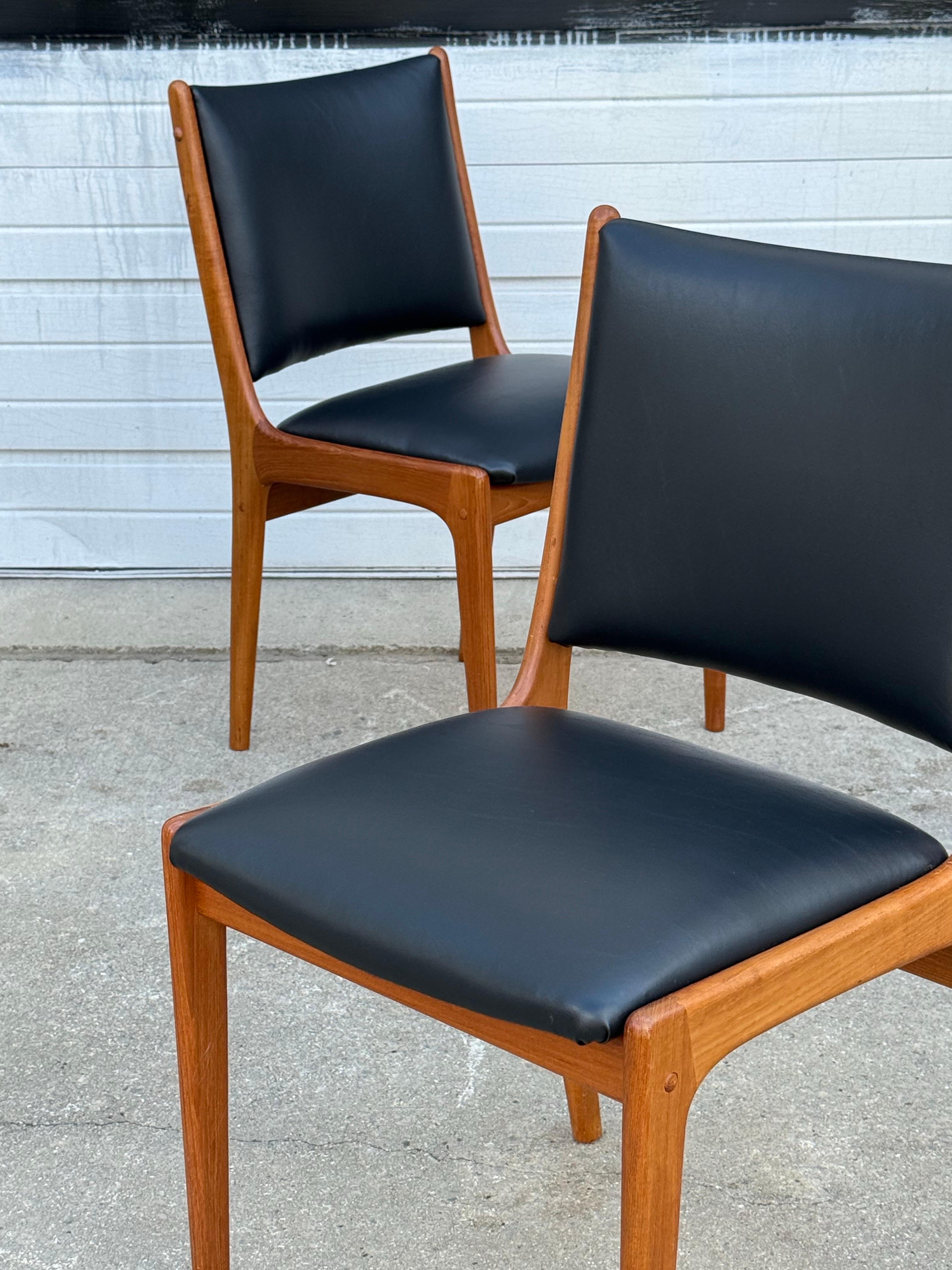 Danois Chaises de salle à manger du milieu du siècle par Johannes Andersen - Ensemble de six en vente