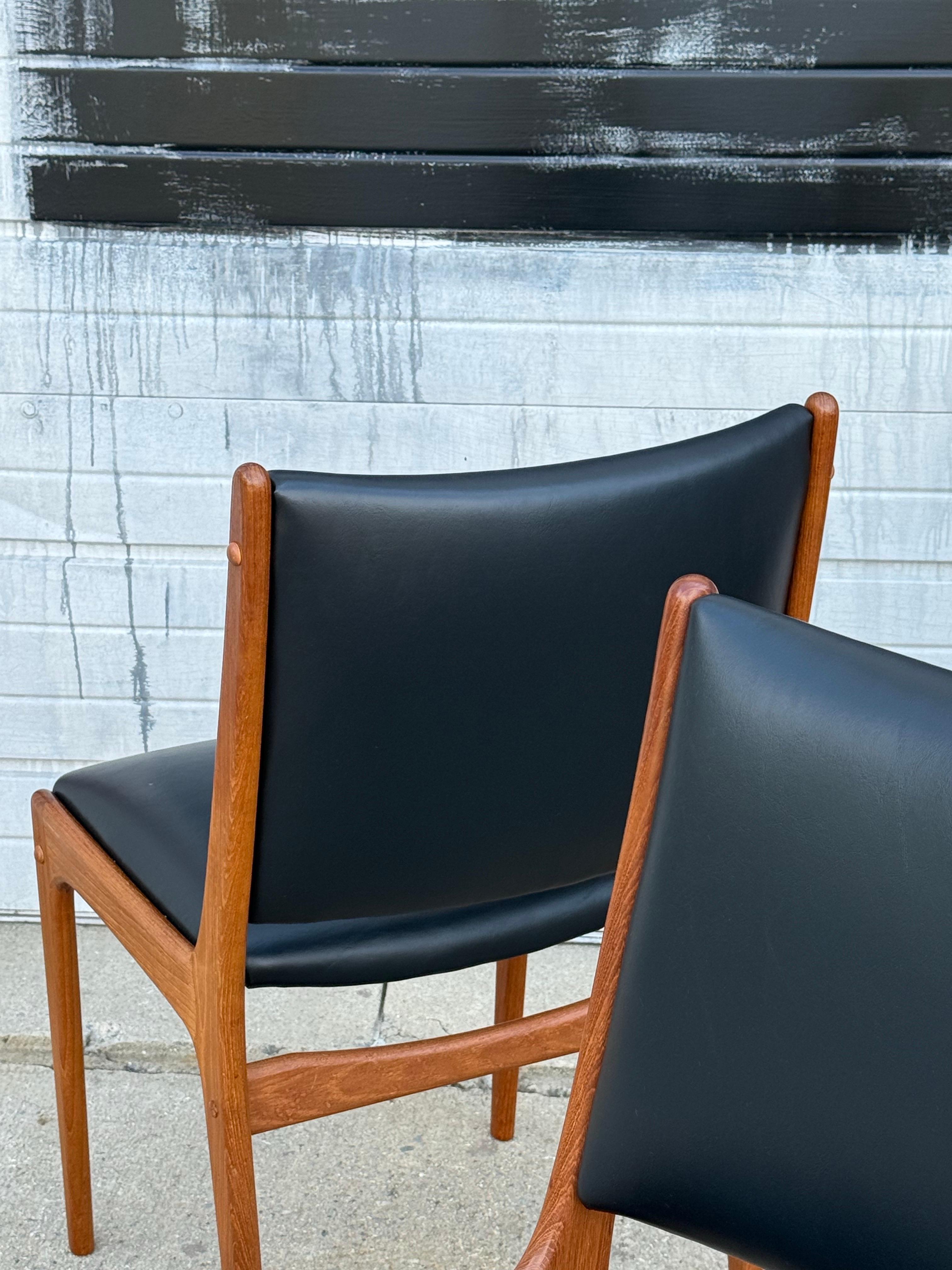 Bois Chaises de salle à manger du milieu du siècle par Johannes Andersen - Ensemble de six en vente