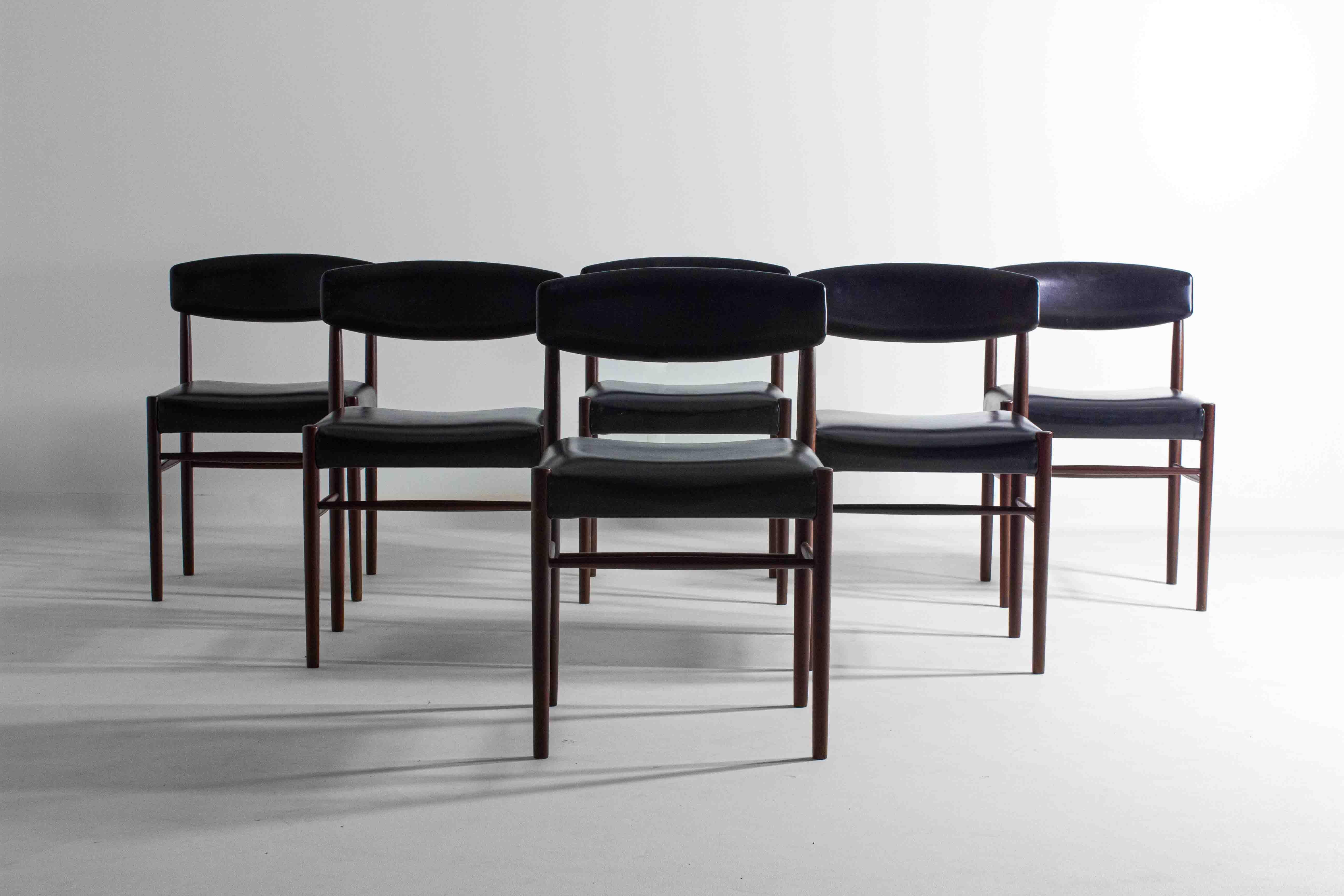 Cet ensemble de six chaises en bois de teck conçu par Oswald Vermaercke pour V-Form allie l'aspect pratique au style classique du milieu du siècle. Ils sont confortables, avec un revêtement en cuir skaï facile à entretenir, et leur design intemporel