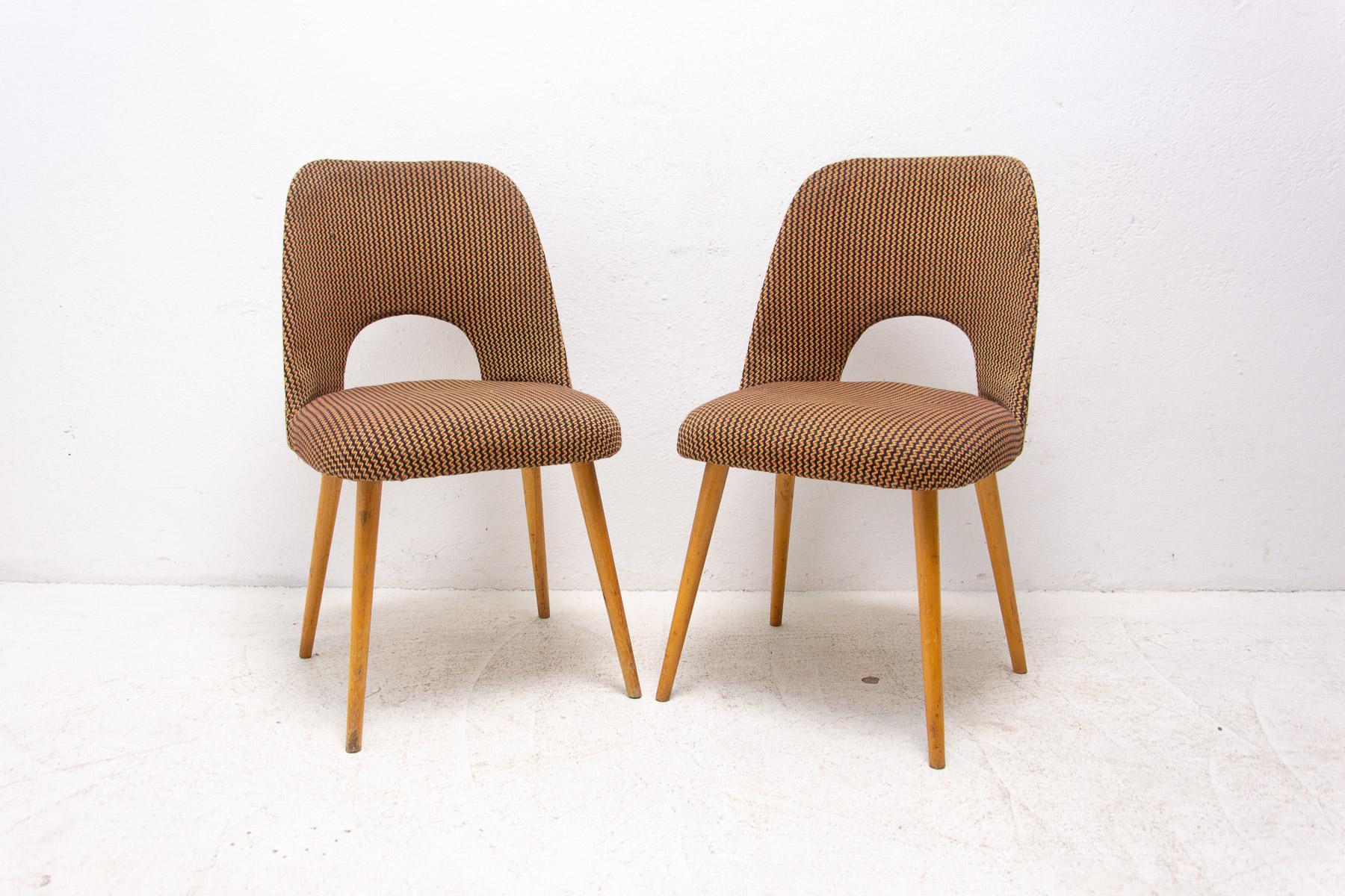 An interesting model of mid century upholstered bentwood dining chairs designed by Radomír Hofman for TON Bystrice pod Hostýnem (Thonet successor in Czechoslovakia after World War 2) .

They were made in the former Czechoslovakia in the 1960´s.