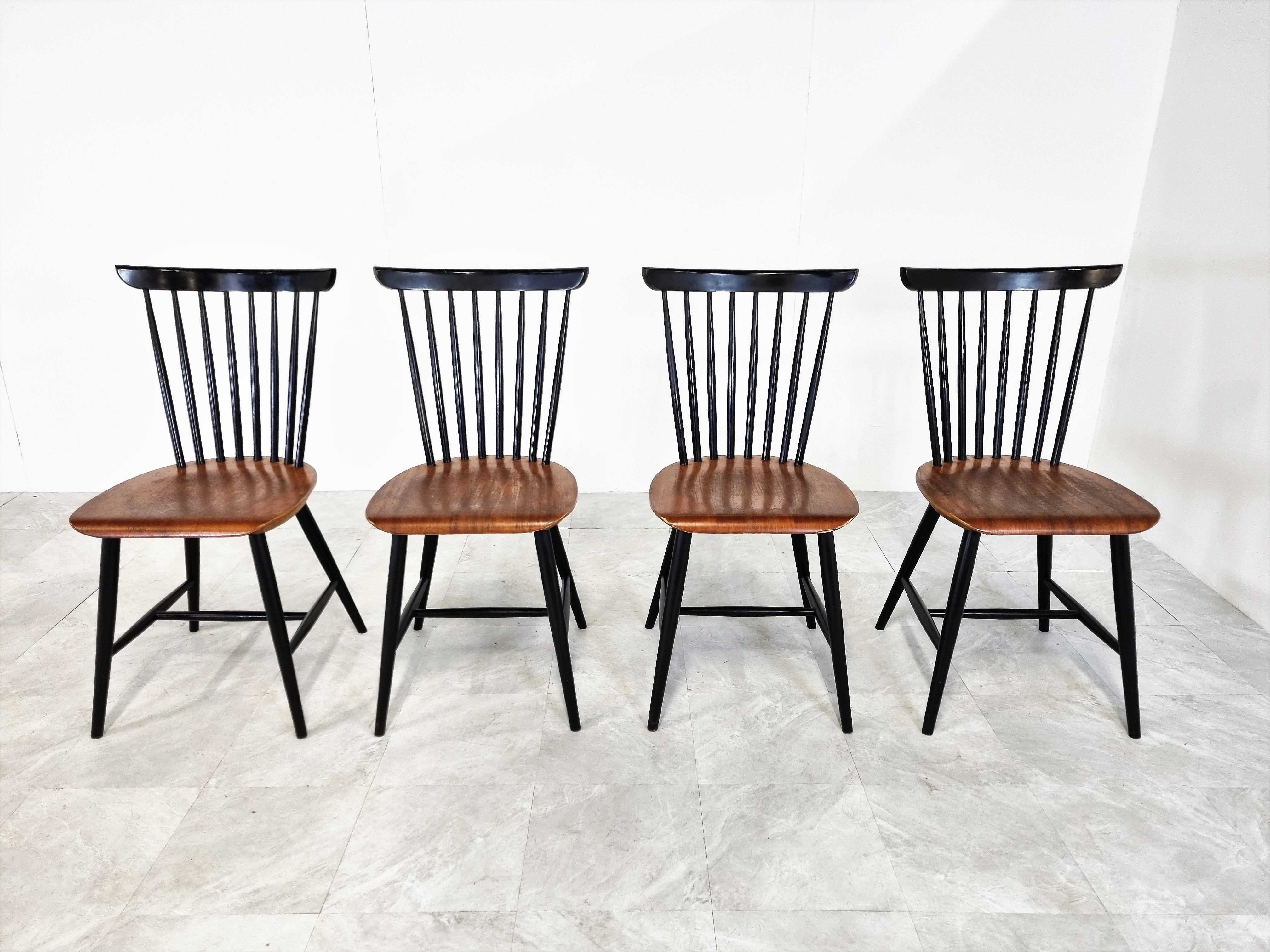 Set of 4 spindle back dining chairs designed by Sven Erik Fryklund for Haga Fors Mobel.

Elegant design with the curled seat lip and the spindle back.

Beautiful vintage condition.

1960s - Sweden

Dimensions: 
Height: 82cm/32.28