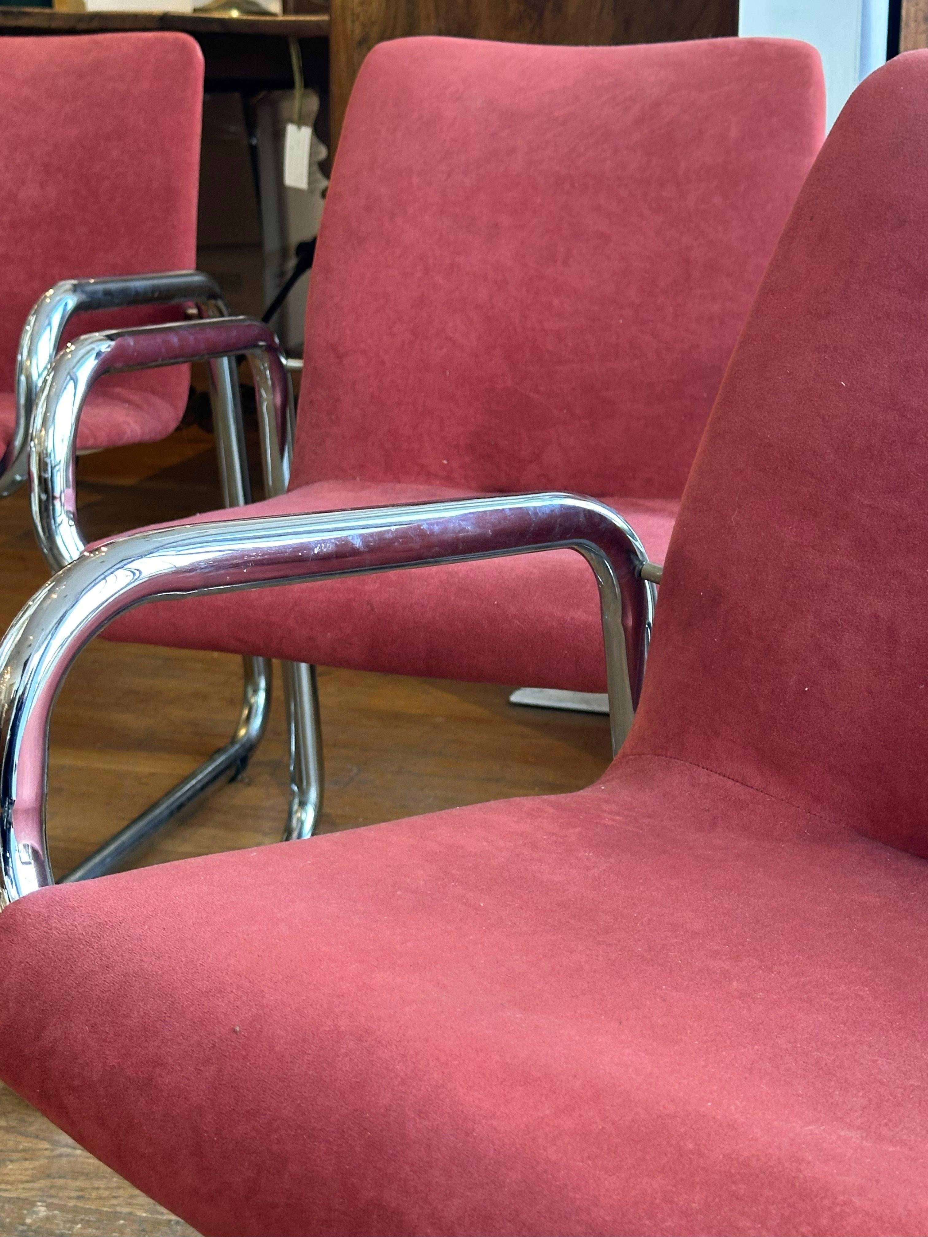 Ces fauteuils en porte-à-faux illustrent le mouvement de design Space age des années 1970, caractérisé par des lignes épurées, des matériaux modernes et une esthétique futuriste. 
