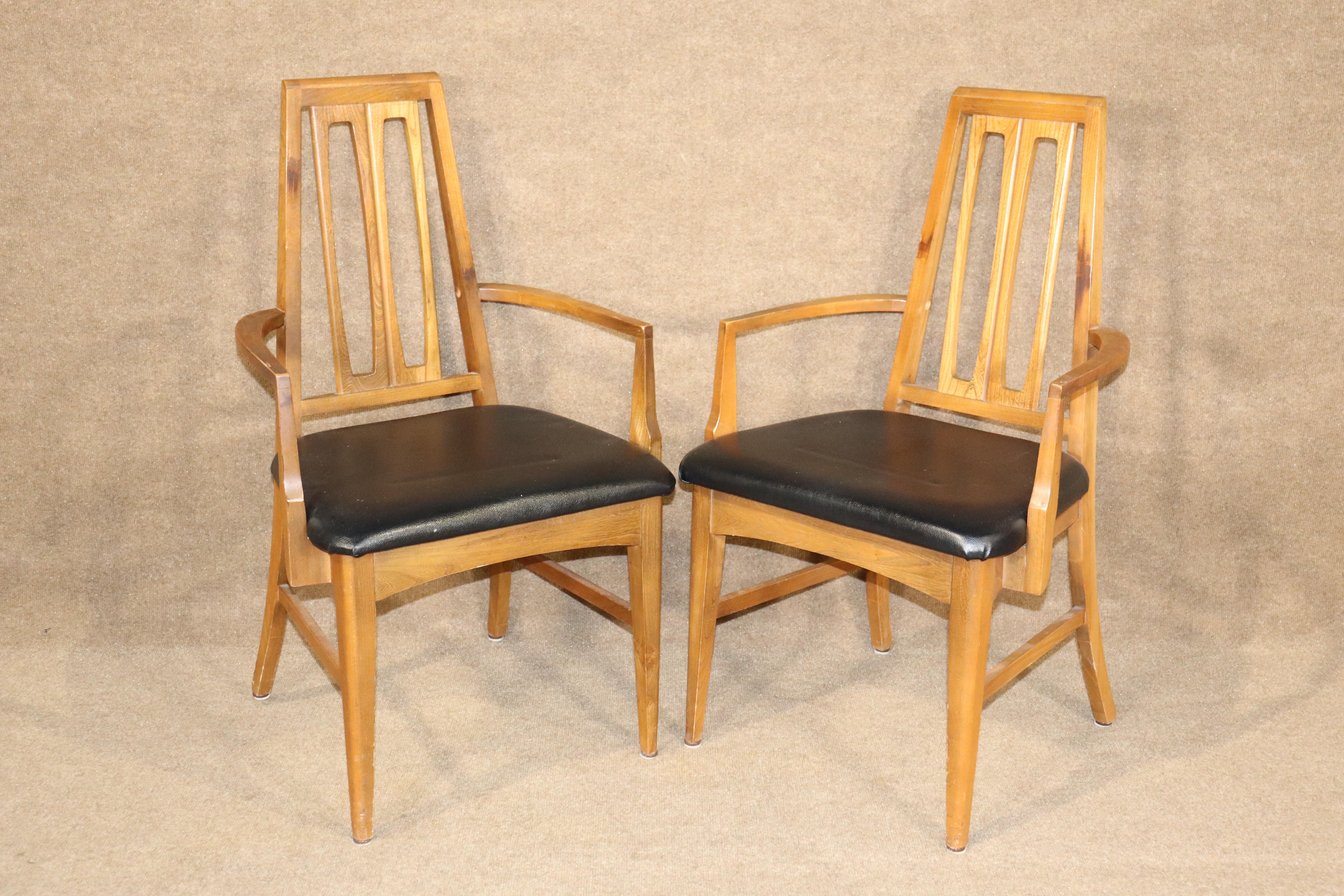 Set of six mid-century dining chairs. Walnut wood frames with black vinyl seats.
Please confirm location NY or NJ.