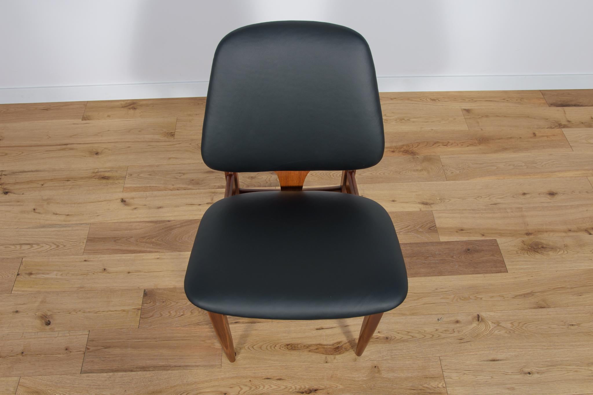 
A set of four chairs produced by the British manufacturer G-Plan in the 1960s. Ergonomic chairs with an interesting shape and high craftsmanship of wooden elements. Chairs after a comprehensive carpentry and upholstery renovation. Chairs made of