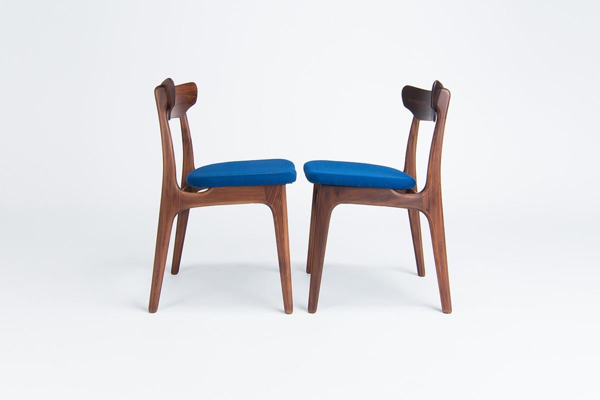 A lovely set of 4 vintage dining chairs designed by Schonning & Elgaard for Randers Mobilfabrik in the 1950’s. A rare teak wood called afromosia has been used which has a lovely striking grain and colour complenemted nicely by the blue wool