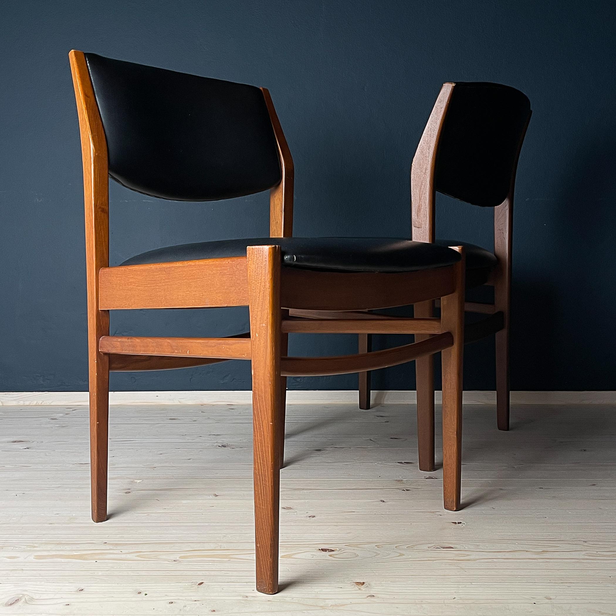 Elegant mid-century pair of dining chairs made in Italy in the 1970s. Balancing form and function, these chairs embody a sleek yet comfortable design, making them a perfect addition to both contemporary and classic settings.

The chairs are in very