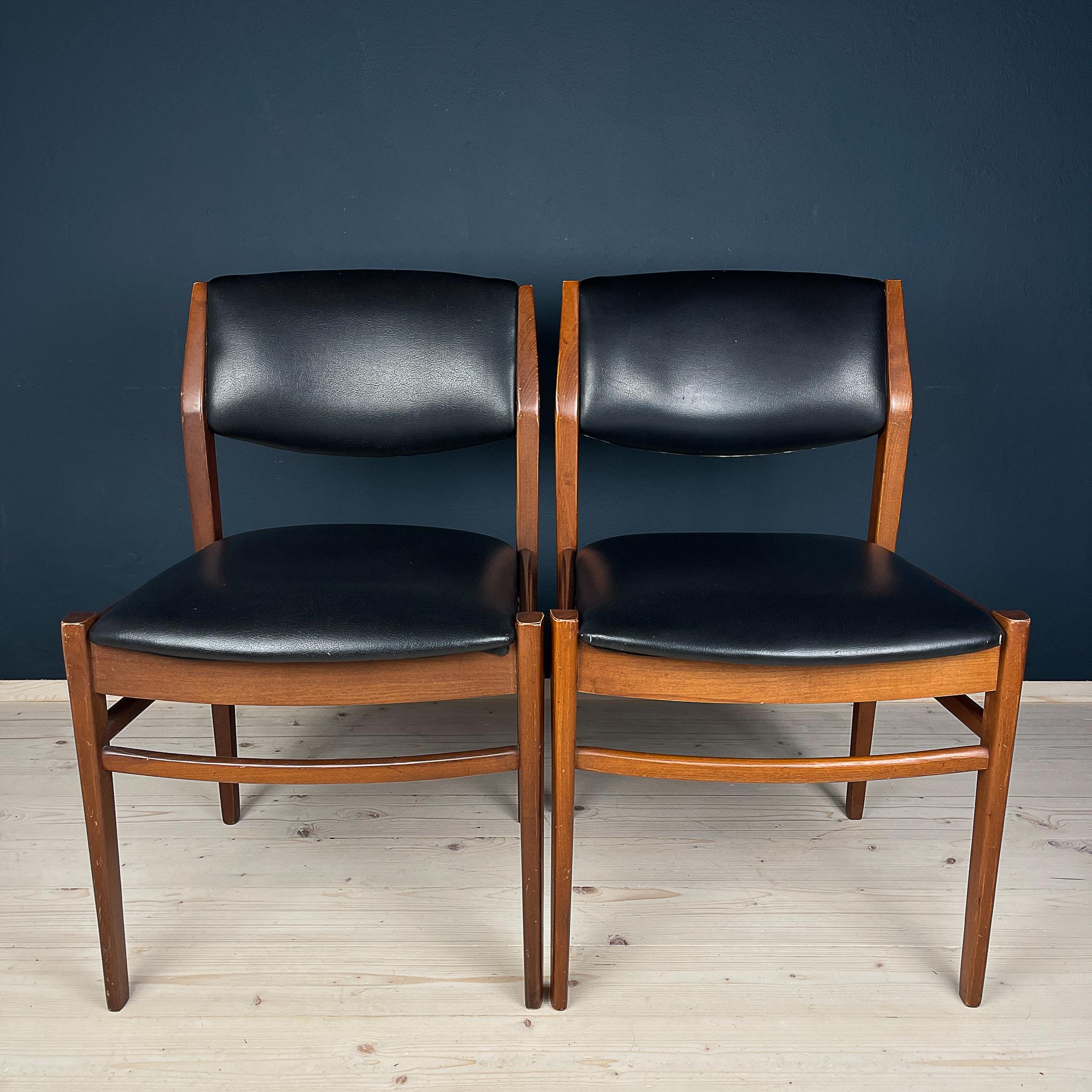 Mid-Century Modern Mid-century dining chairs, Italy 1970s, Set of 2 For Sale
