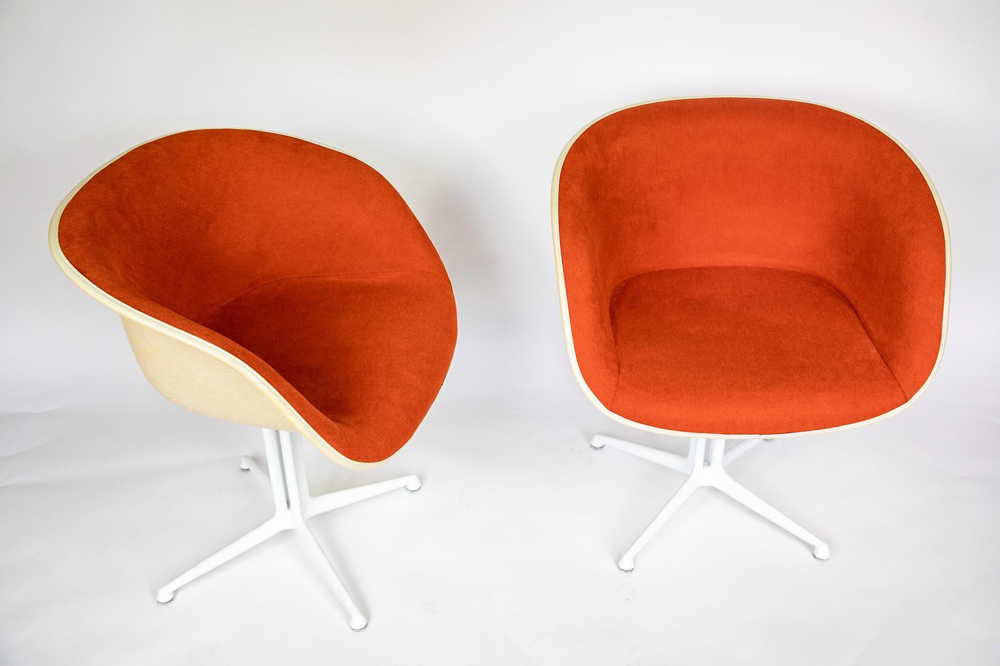 Mid Century Dining Chairs La Fonda by Eames for Vitra, Orange, Fiberglass, 1960s.

This lovely set of two La Fonda armchairs are the absolute eye catcher in every stylish room. They are reupholstered with a bright orange fabric and their typical