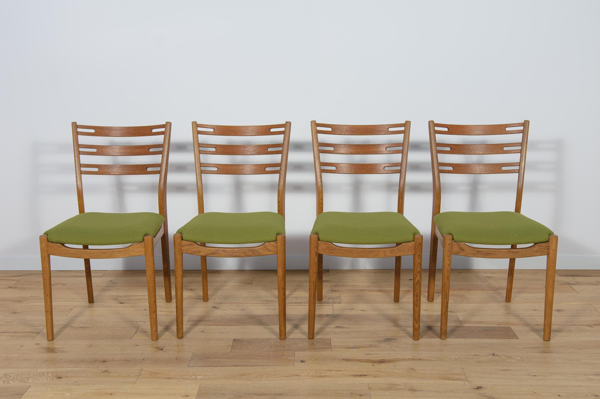 Chaises de salle à manger modèle 210 fabriquées par Farstrup au Danemark dans les années 1960.  Le cadre est en bois de chêne, les dossiers sont en teck, l'ensemble a été nettoyé de l'ancienne surface et recouvert d'une cire couleur chêne. Les