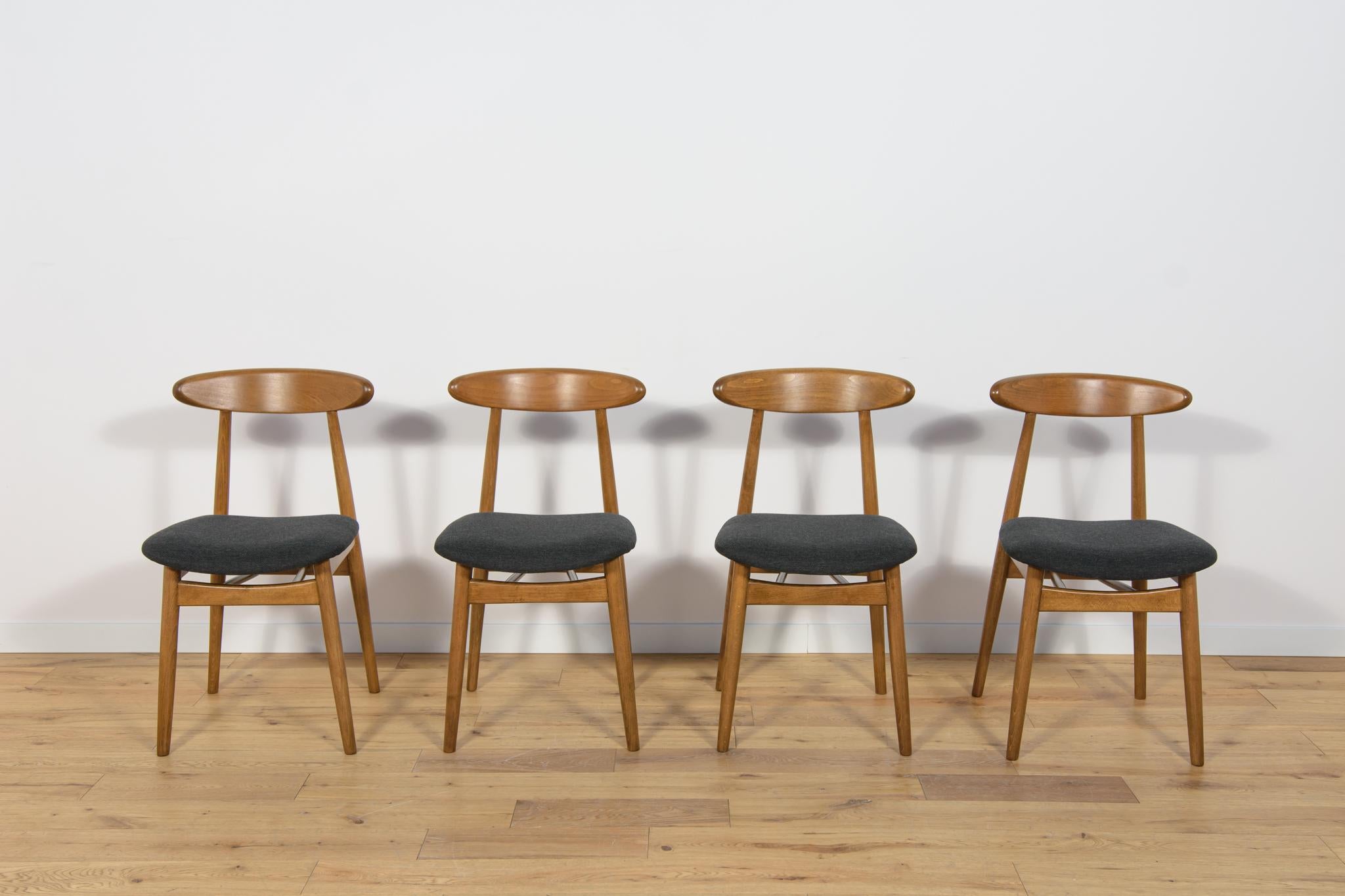 Set di quattro sedie da pranzo modello 5912 prodotte dalla Zamojska Furniture Factory negli anni '60 in Polonia. Telaio in legno di faggio. La superficie è stata lucidata, gli elementi in legno sono stati ripuliti dalla vecchia superficie,