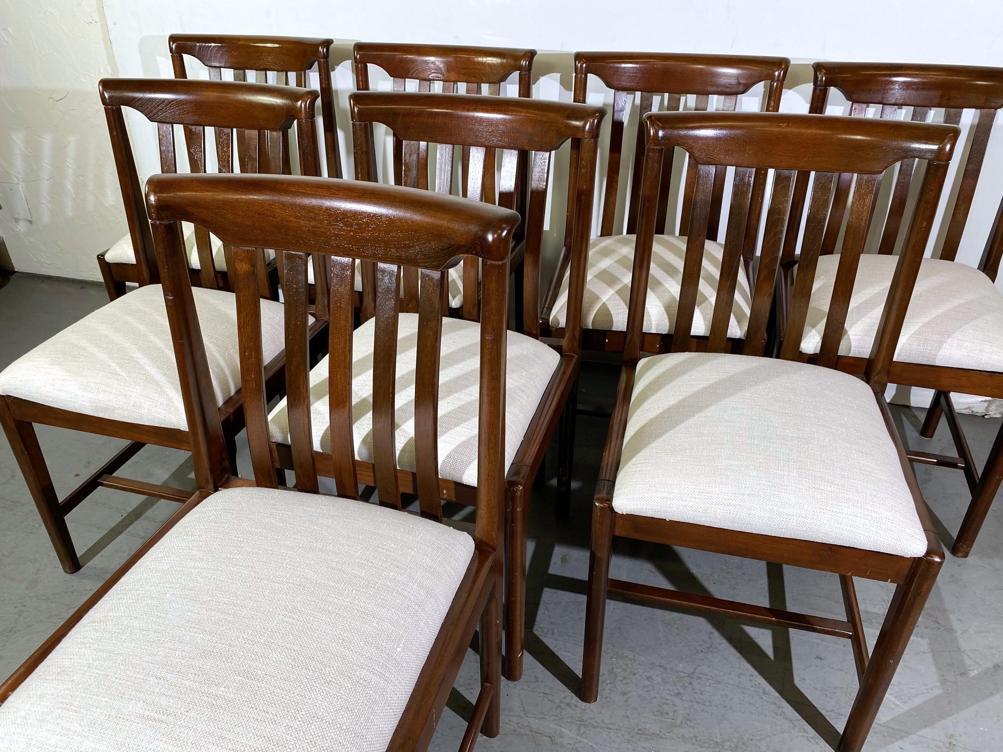 Un set di otto sedie da pranzo della metà del secolo scorso. I sedili sono stati recuperati