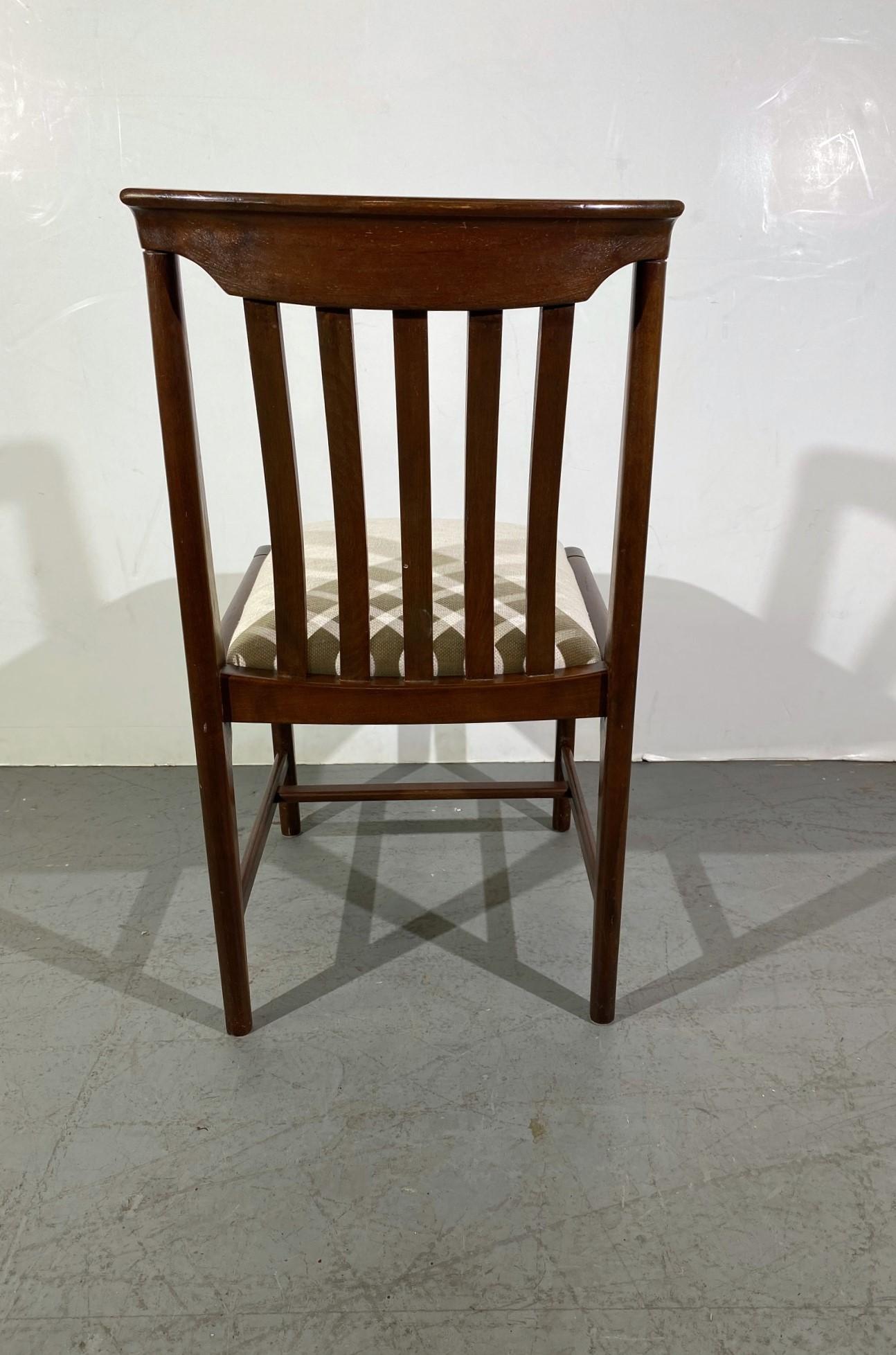 Legno Set di 8 sedie da pranzo del metà secolo in vendita