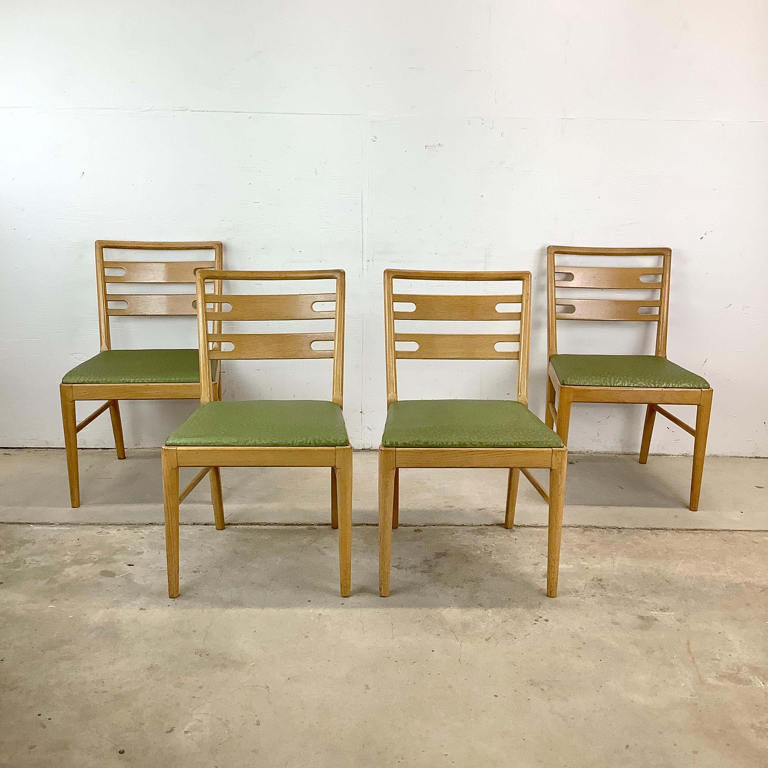 Mit klaren Linien, sonnigen Tönen und grünen Kissen im Vintage-Stil bietet dieses Set aus vier Esszimmerstühlen aus der Mitte des Jahrhunderts ein klassisches Design, das dennoch erfrischend modern wirkt. Das blonde Finish der Holzrahmen verleiht