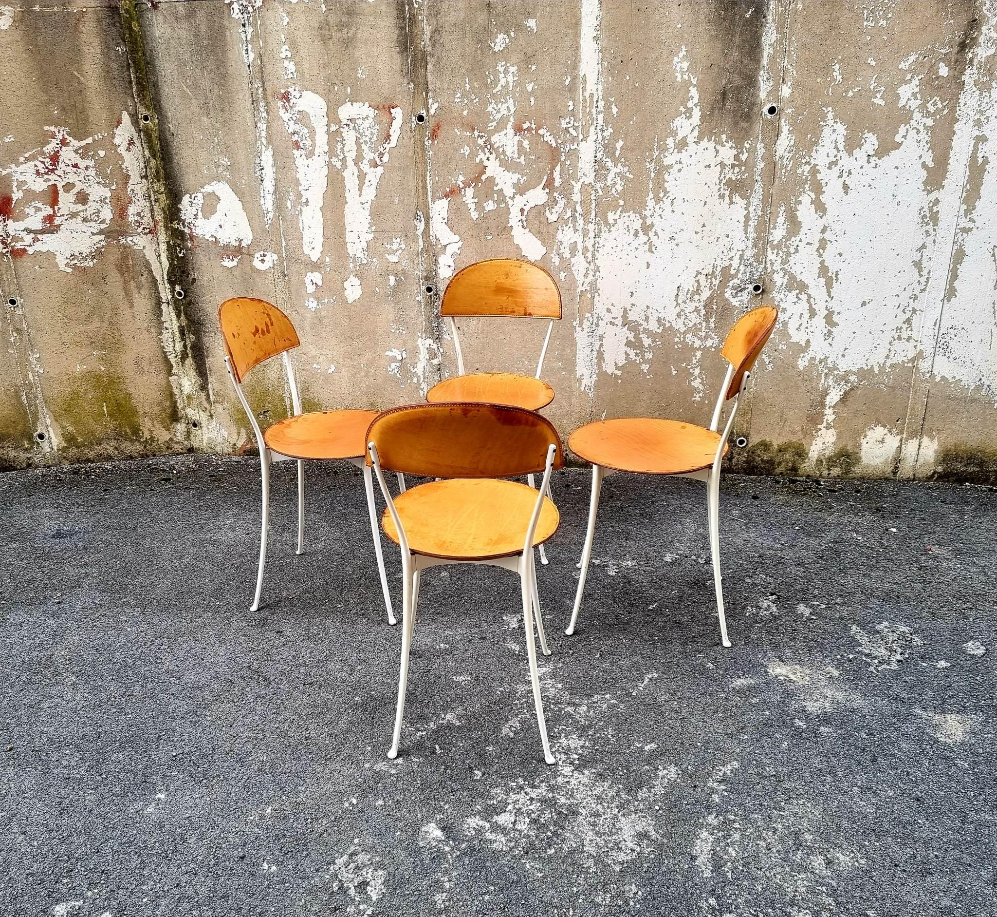 Rare chaise conçue par Enzo Mari dans les années 80
Modèle Tonietta 2090
Ce modèle est présenté au musée de Moma New York
Ensemble de 4 chaises.
En 1987, avec ce projet, Enzo Mari a remporté le Compasso D'Oro. 
Structure en aluminium émaillé ;