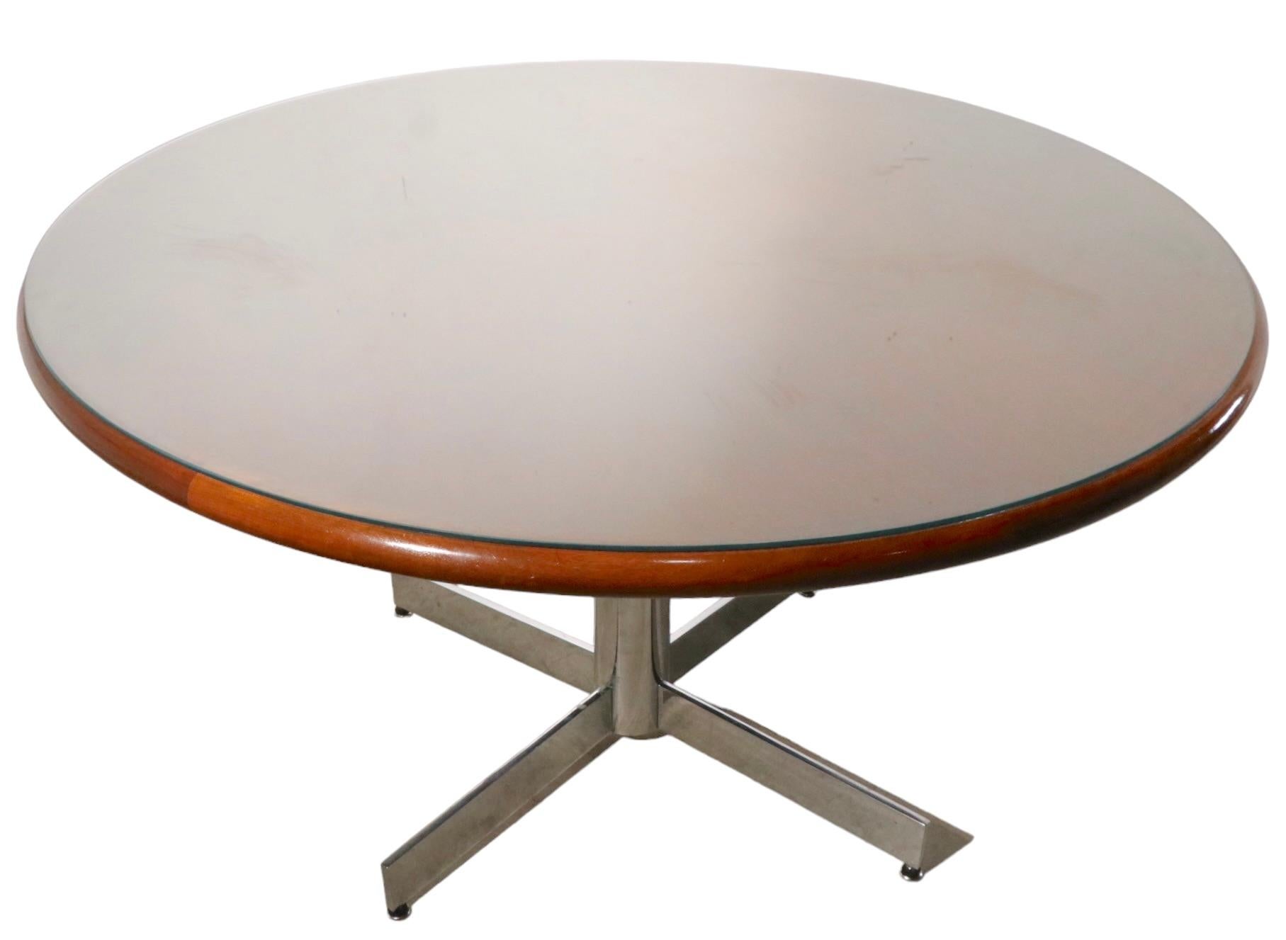 Mid Century Dining Konferenztisch mit runder Platte aus massivem Nussbaumholz auf Chromgestell im Angebot 6