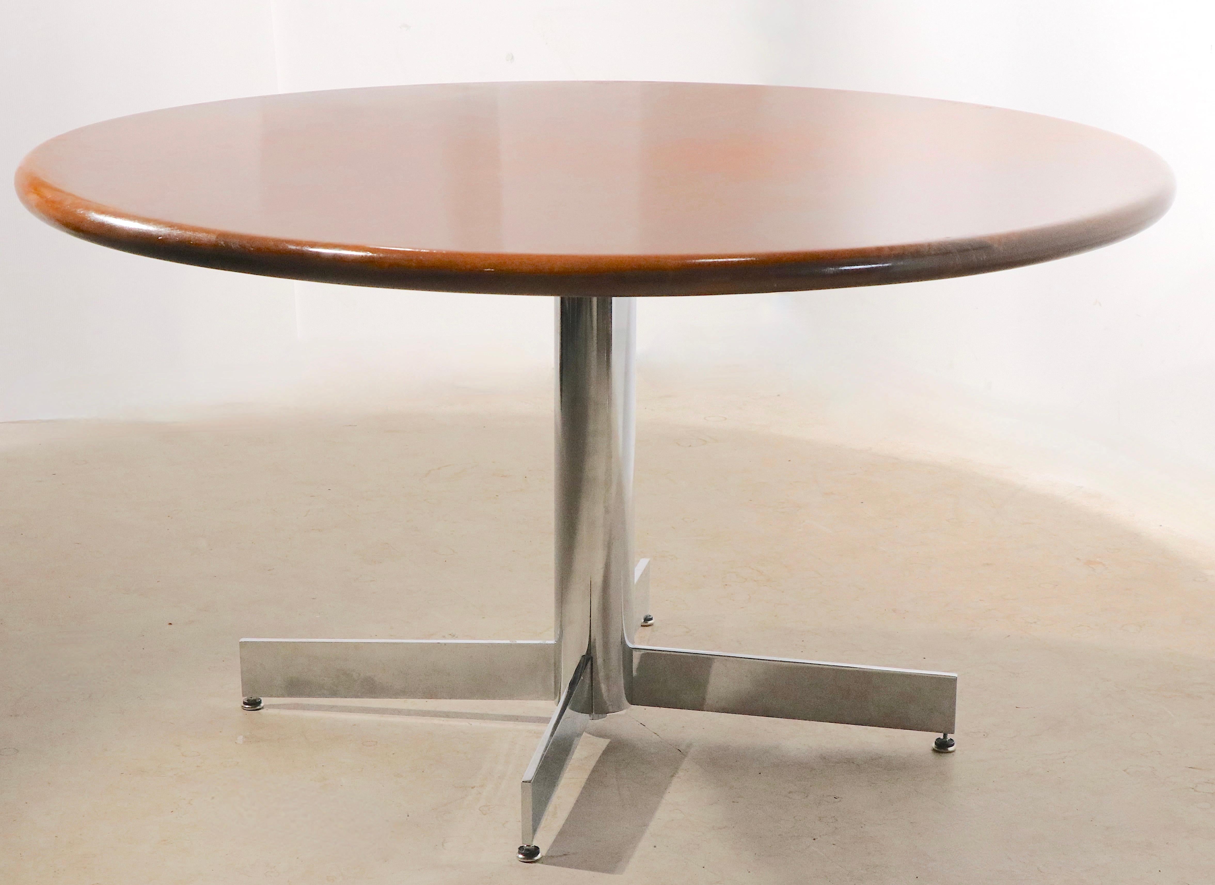 Mid Century Dining Konferenztisch mit runder Platte aus massivem Nussbaumholz auf Chromgestell (amerikanisch) im Angebot