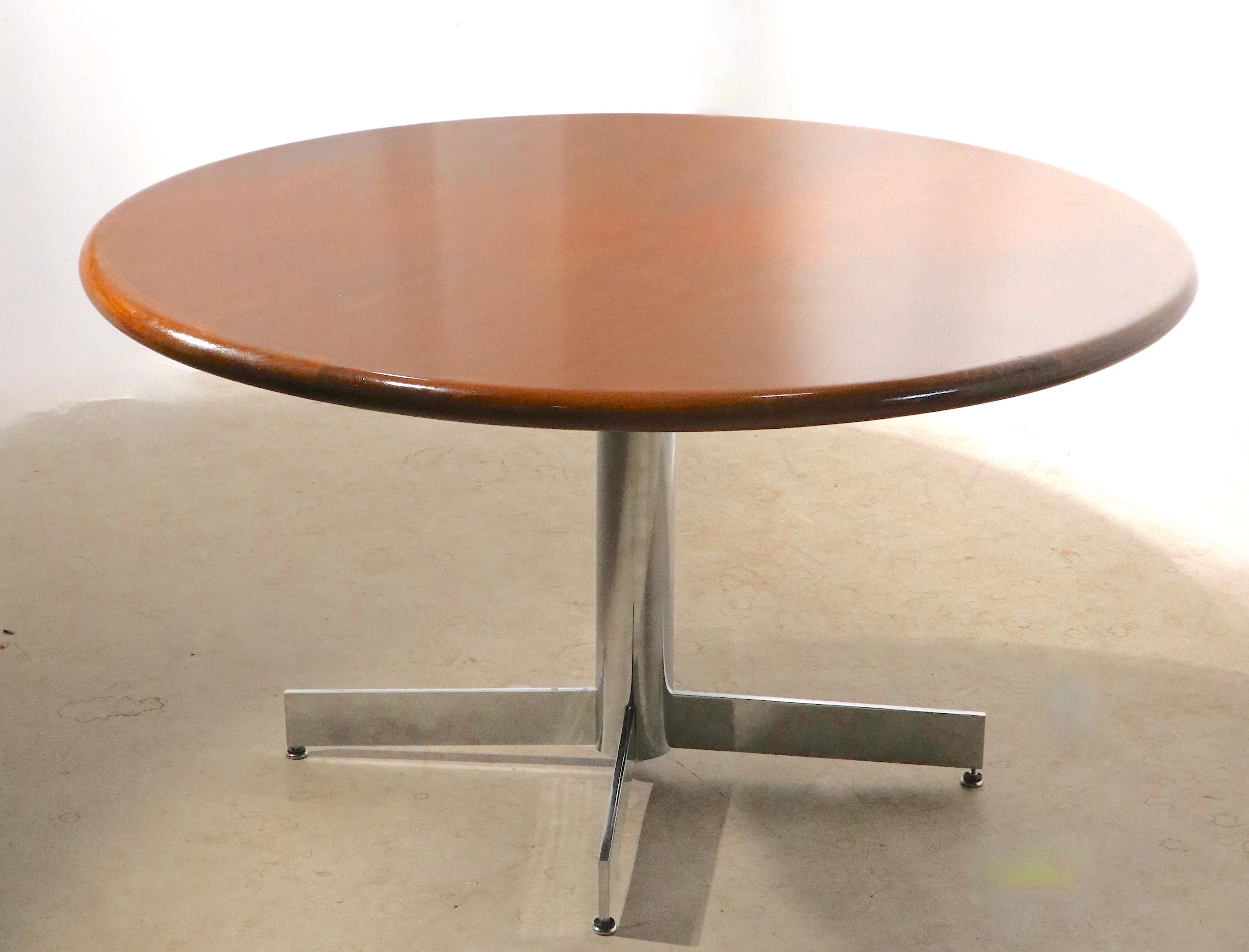 Mid Century Dining Konferenztisch mit runder Platte aus massivem Nussbaumholz auf Chromgestell (Ende des 20. Jahrhunderts) im Angebot