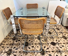 Ensemble de tables de jeu pour salle à manger du milieu du siècle, chrome et verre et quatre chaises Cesca