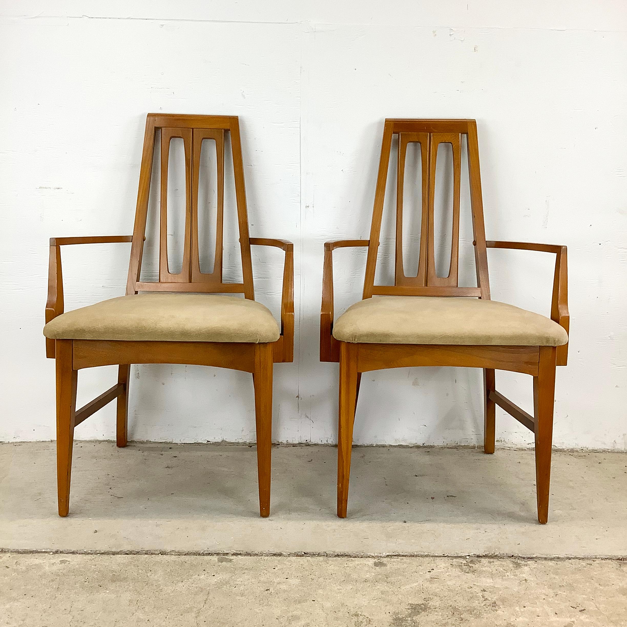 Dieses Paar Esszimmerstühle aus Nussbaumholz, das Young Manufacturing zugeschrieben wird, ist die perfekte Mischung aus Schönheit und Zweckmäßigkeit für alle, die handwerkliches Können im Vintage-Stil schätzen. Die skulpturalen, modernen