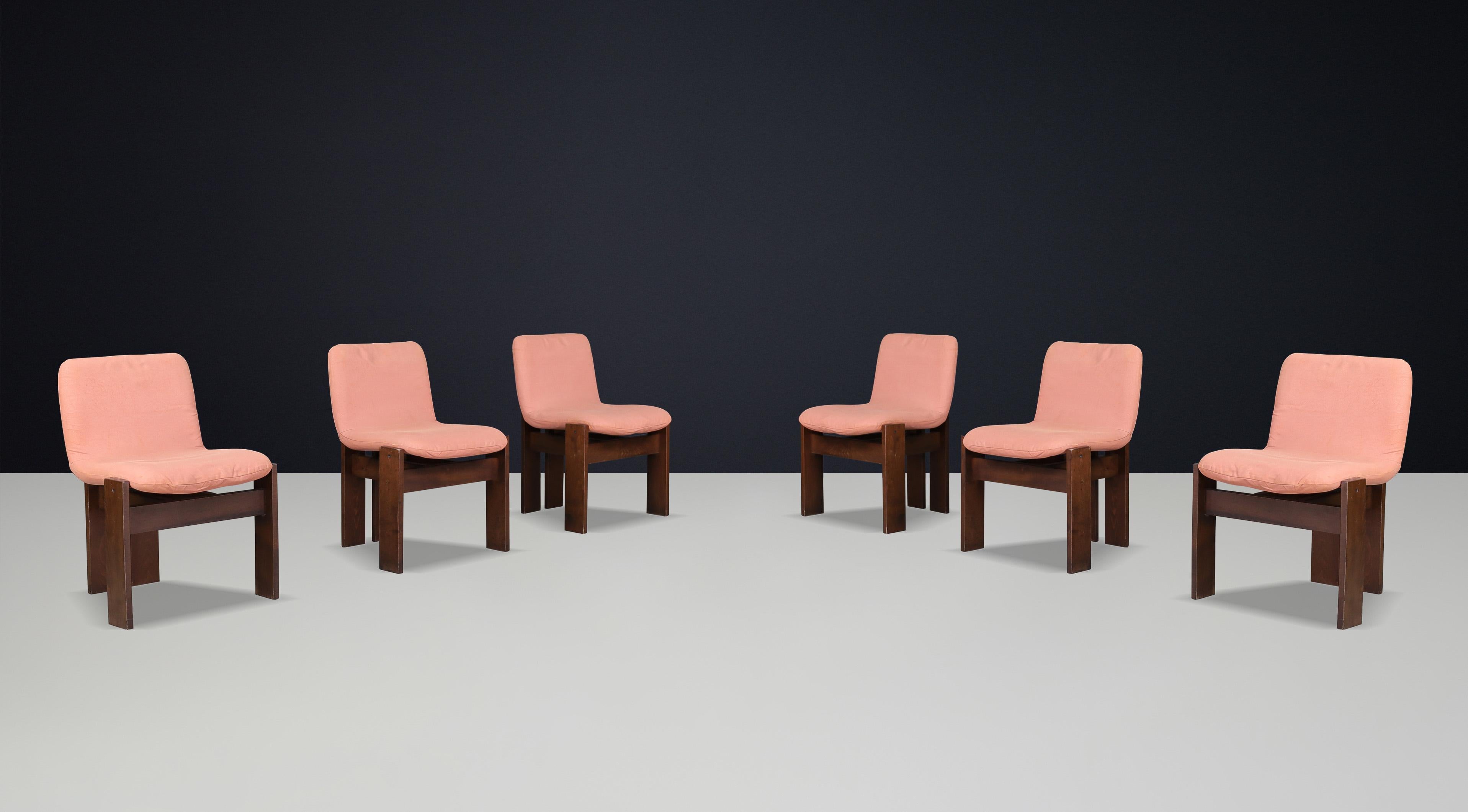 Sedie per la sala da pranzo della metà del secolo scorso in legno di faggio e tessuto color salmone, realizzate in Italia negli anni '60.

Questo raffinato set di sei sedie da sala da pranzo italiane, realizzato negli anni '60, incarna