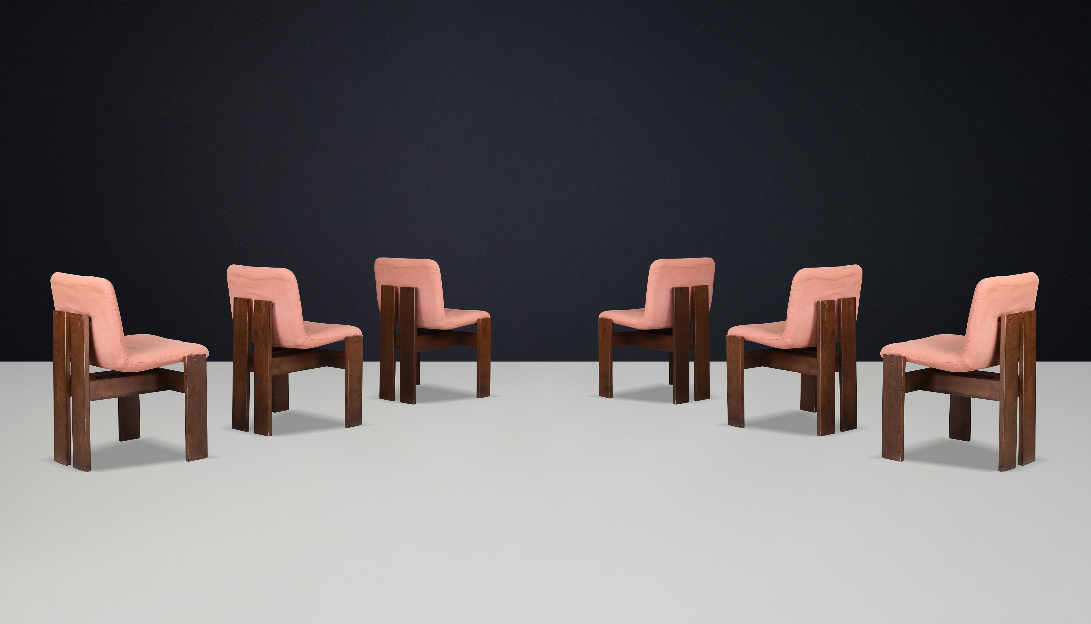 Italiano Sedie da sala da pranzo di metà secolo con Wood Wood e tessuto color salmone in vendita