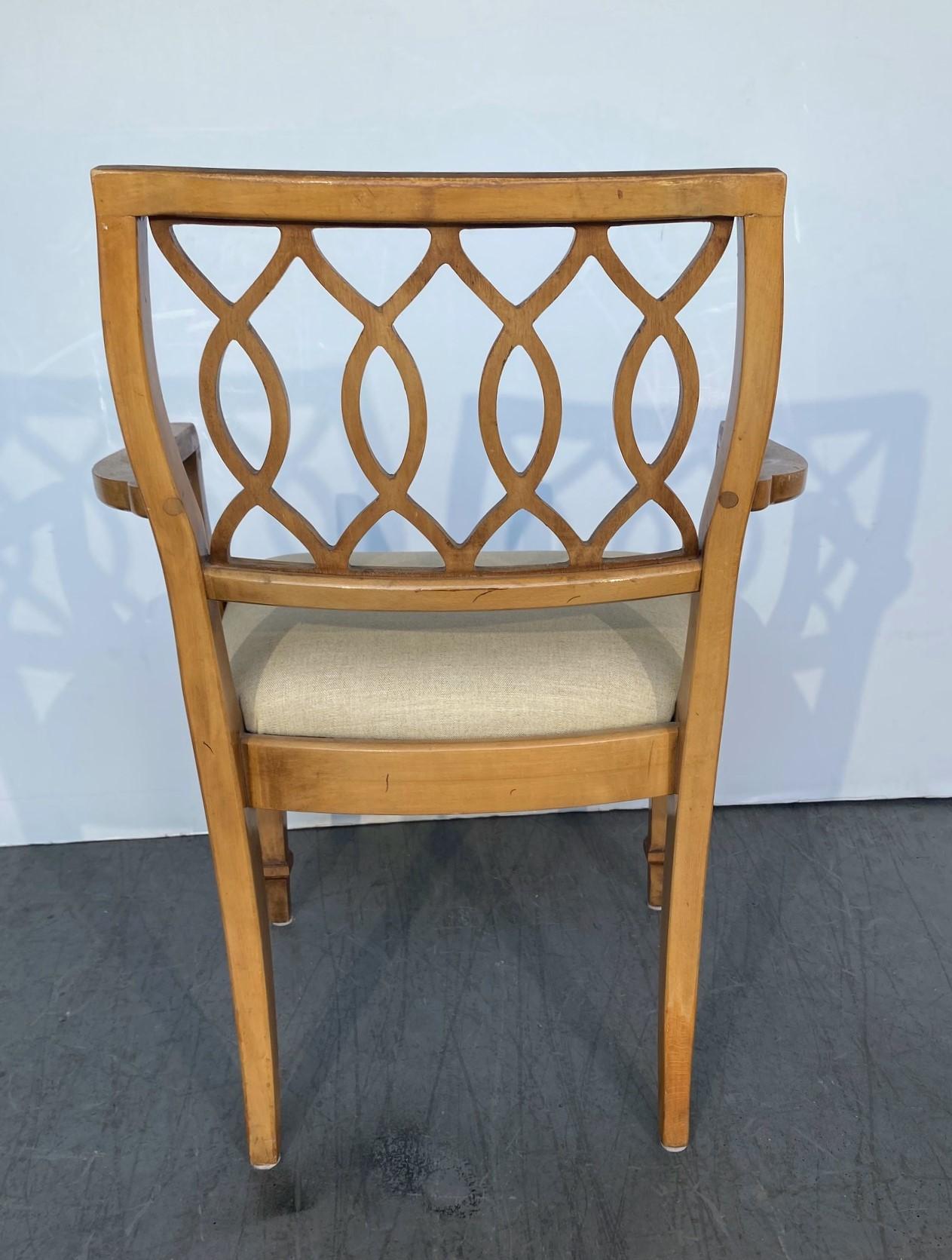 Un juego de sillas de comedor de mediados de siglo. Cuatro sillas laterales y dos sillones. Se han recuperado los asientos. Medidas de los sillones 21,50