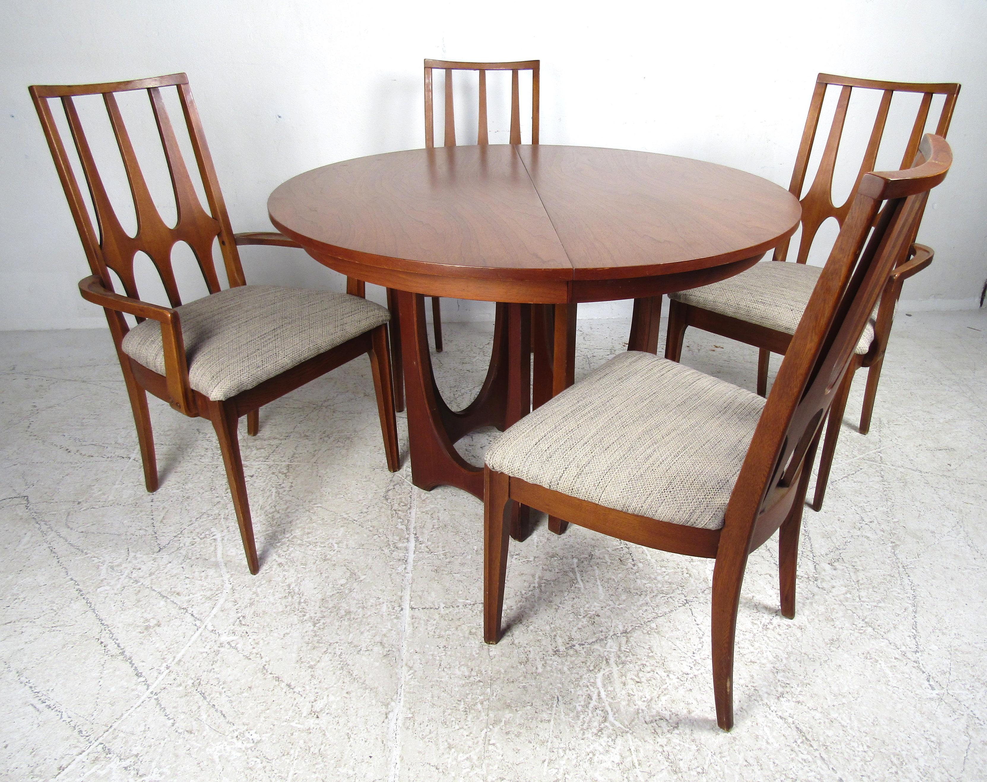 Stunning midcentury dining set manufactured by Broyhill. This set includes one dining table with 3 leaves, and a set of 6 chairs (2 armchairs, 4 side chairs). Each component of this set features the signature look of the Broyhill Brazilia line,