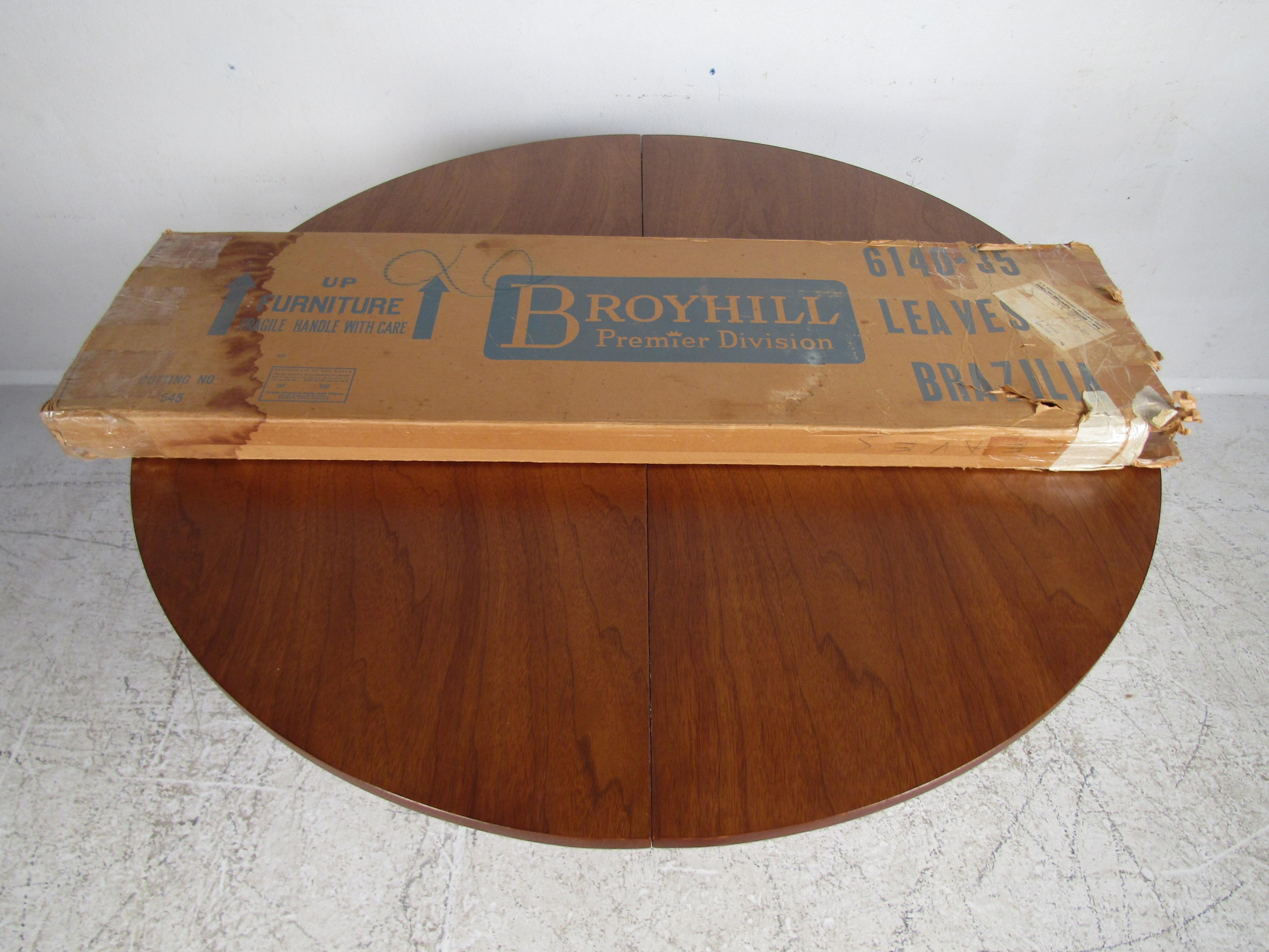 Midcentury Dining Set by Broyhill In Good Condition In Brooklyn, NY