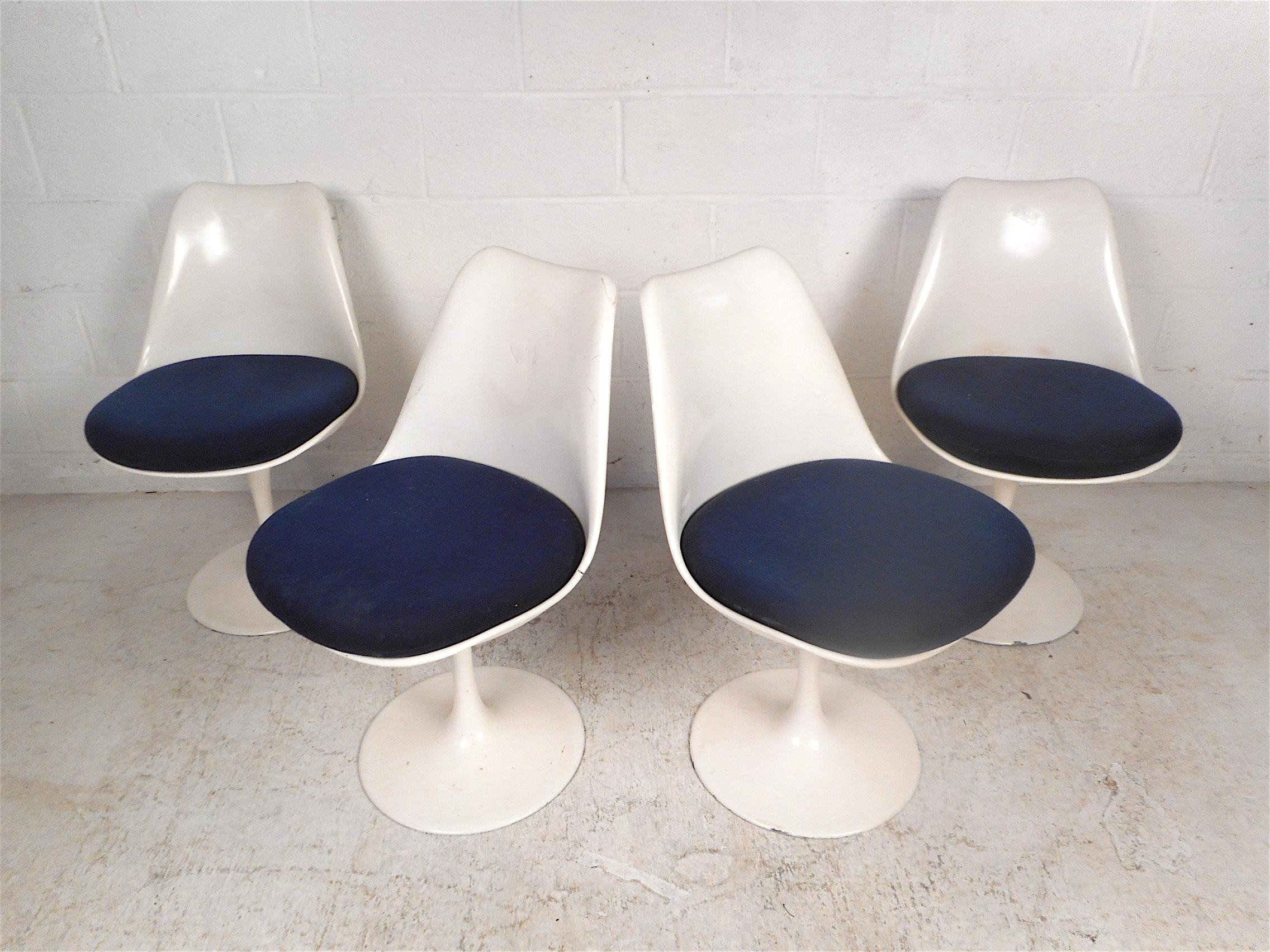 Stylish midcentury dining set by Rudi Bonzanini. Set includes four swiveling Tulip chairs and a circular table. Sleek design, the chairs and table compliment each other nicely. Classic midcentury design sure to please in any home, business, or