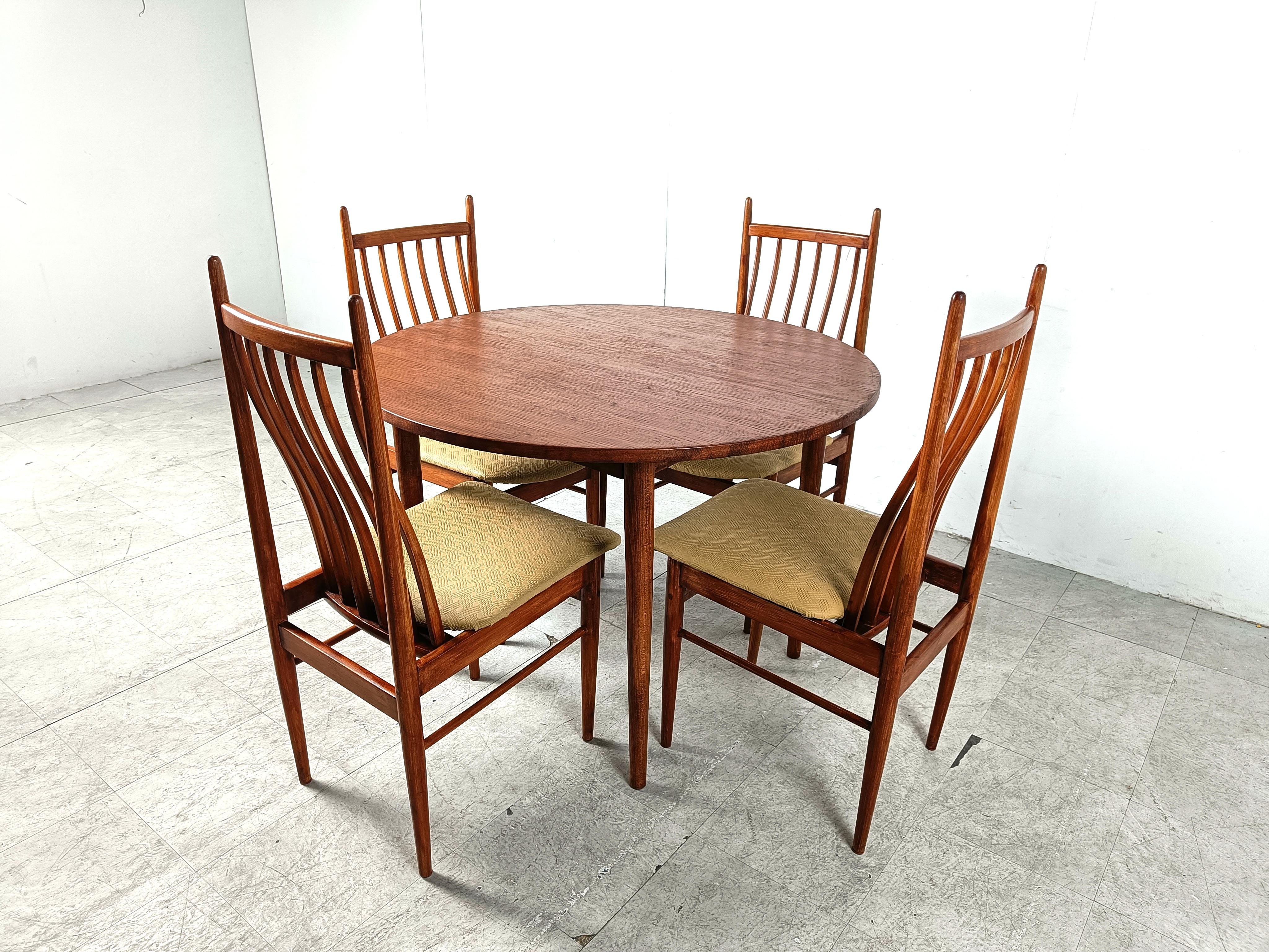 Elegante set da pranzo scandinavo di metà secolo composto da 4 sedie a fuso e un tavolo da pranzo rotondo.

Le sedie e il tavolo sono in teak.

Il tavolo ha un bel piano rotondo montato su 4 belle gambe.

Le sedie hanno una struttura elegante con
